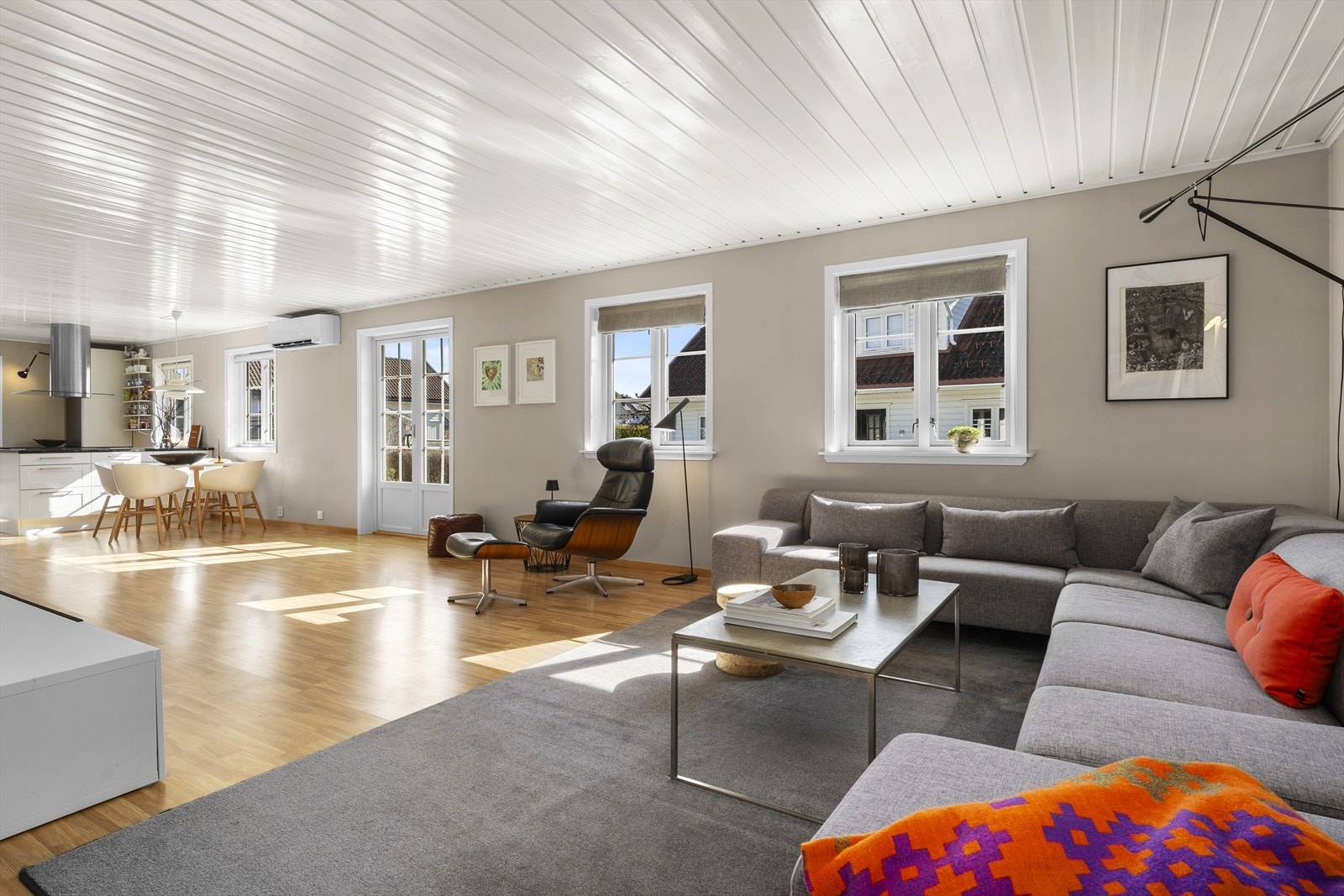 Stuen har store vindusflater som sørger for godt lysinnslipp Galleribilde