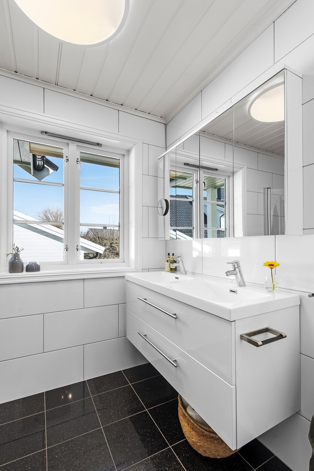 Pen baderomsinnredning med dobbel servant og underskuffer, samt. vegghengt speilskap Galleribilde