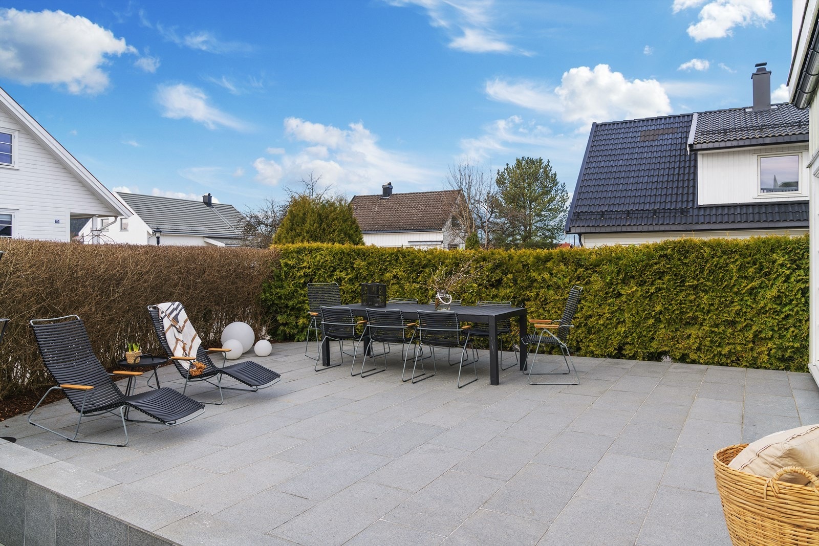 Vestvendt steinsatt terrasse med gode solforhold Galleribilde