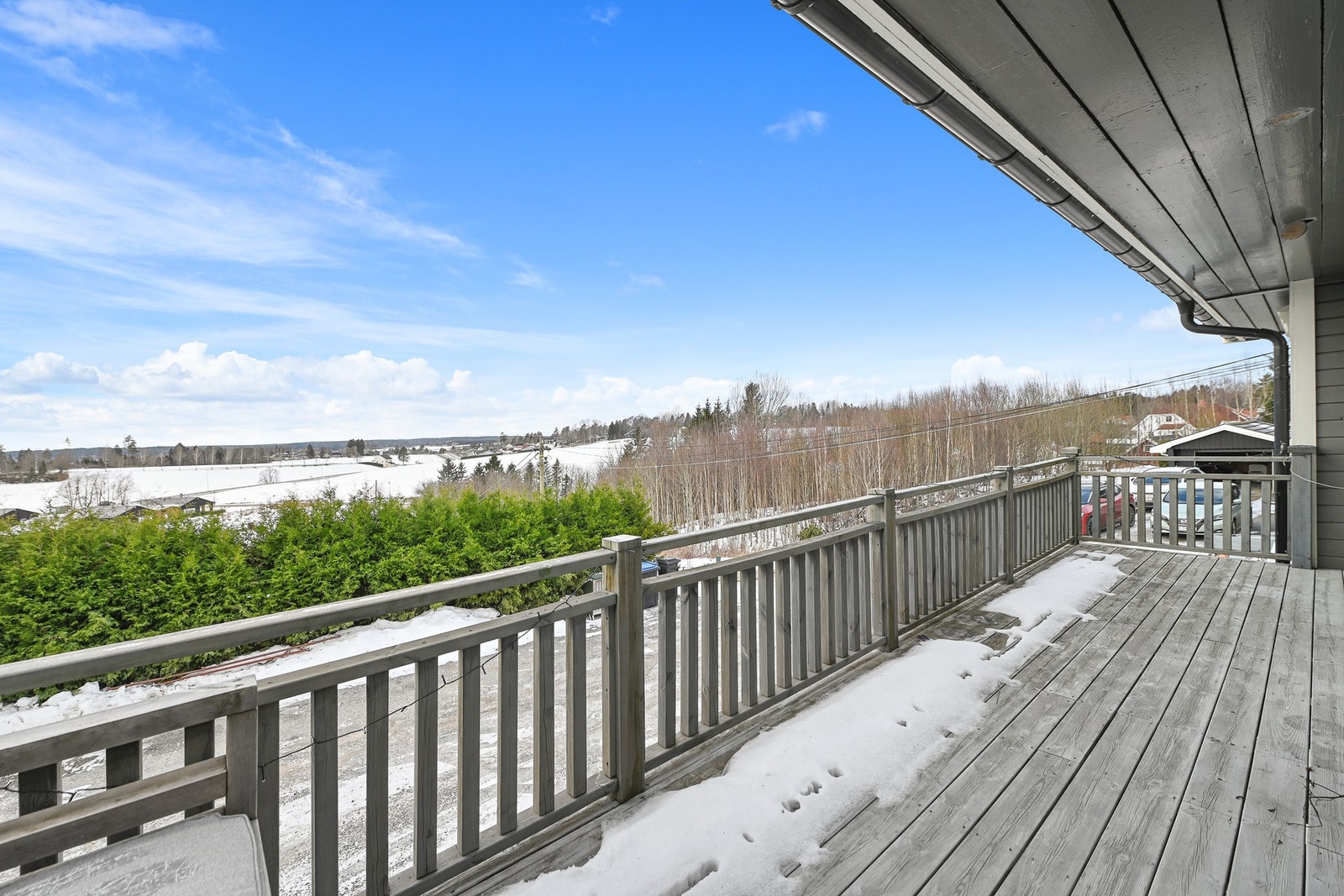 Terrasse med utsikt over snødekte landskap og grøntområder, perfekt for rolige stunder utendørs. Galleribilde