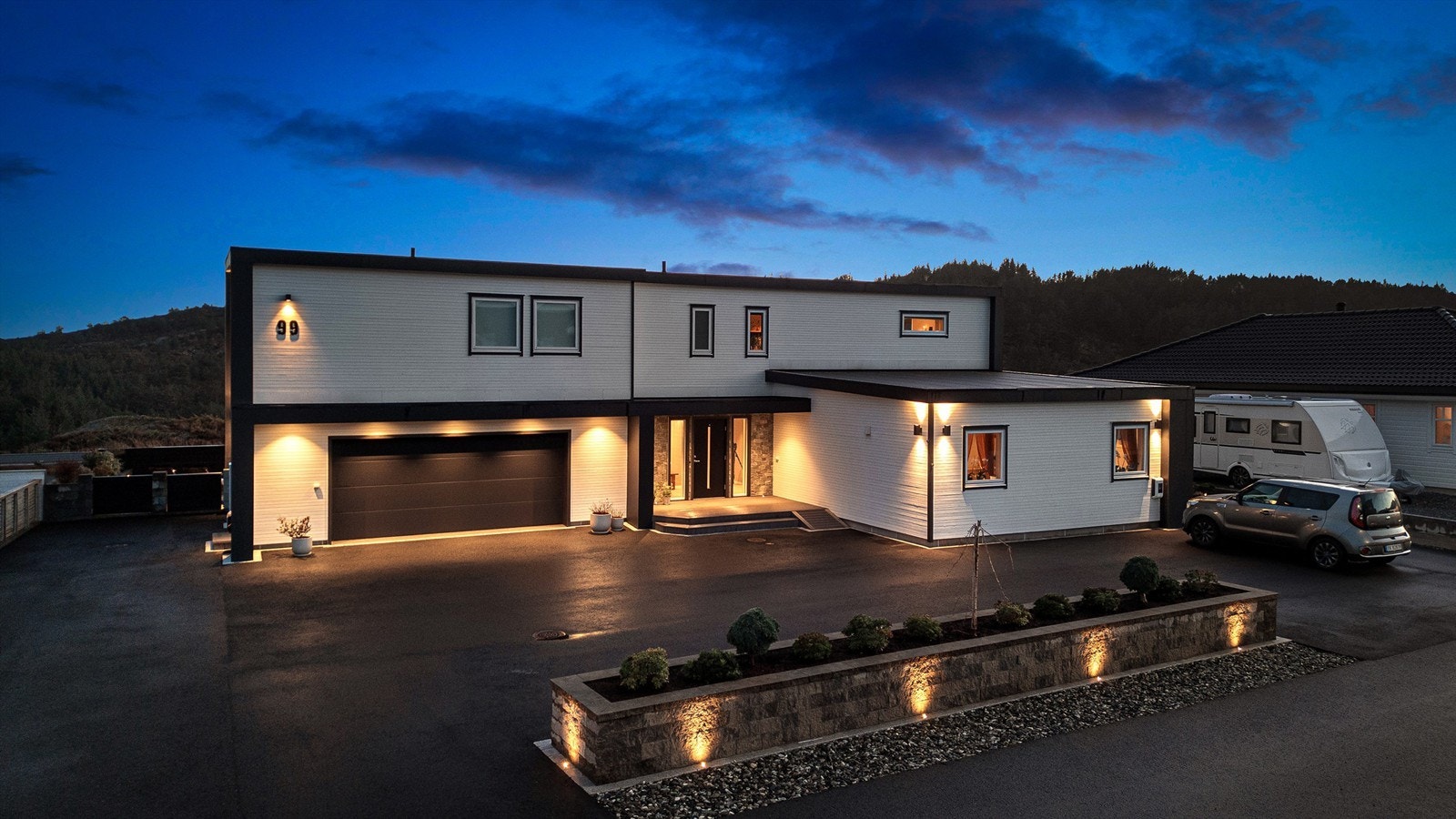 Her er alt gjennomført til hver minste detalj. Meget god biloppstillingsplass på egen eiendom. På fremsiden av boligen er det også en lekkert hageanlegg. Galleribilde