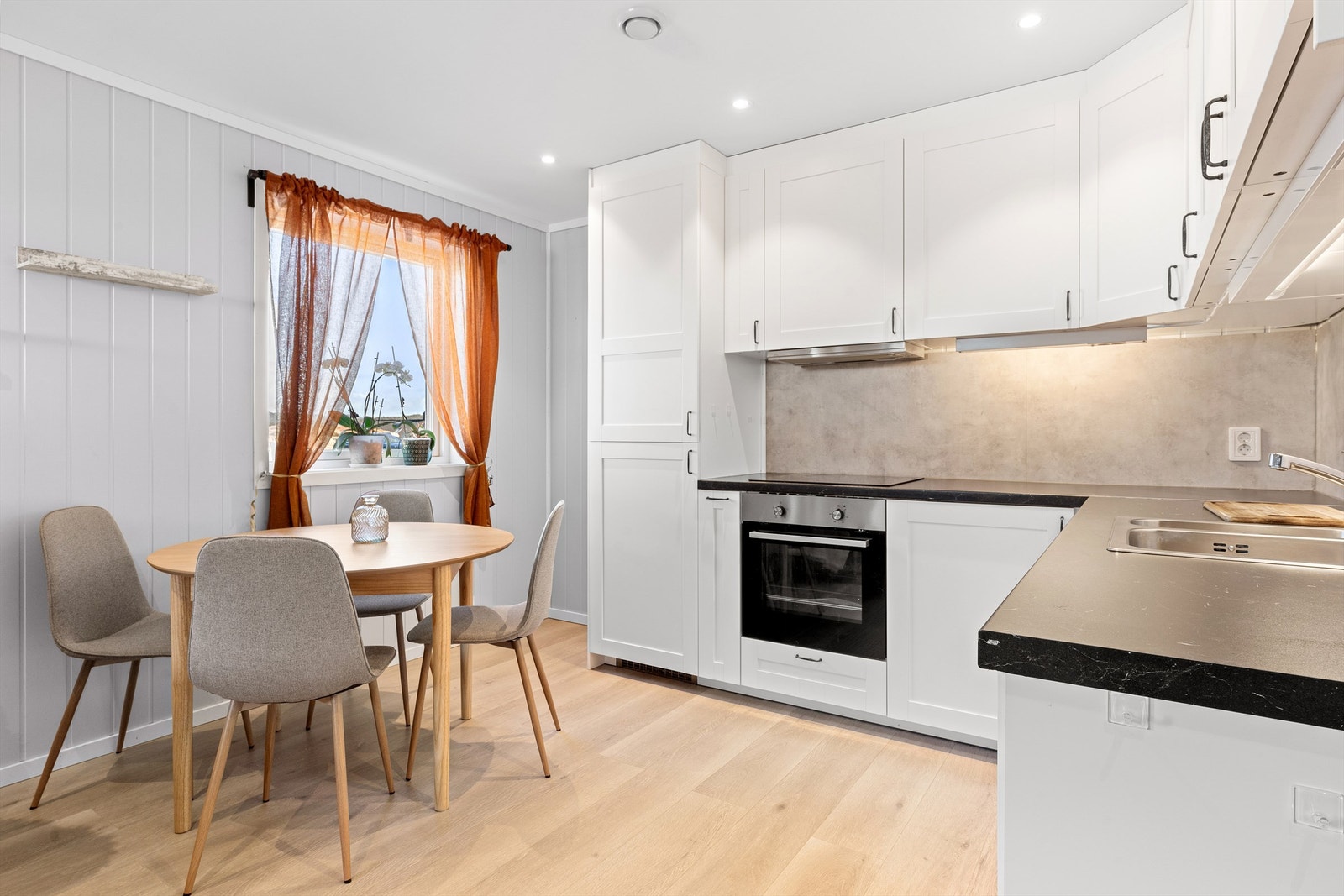 Hybelleilighet: God benke og skapplass på kjøkkenet. Galleribilde