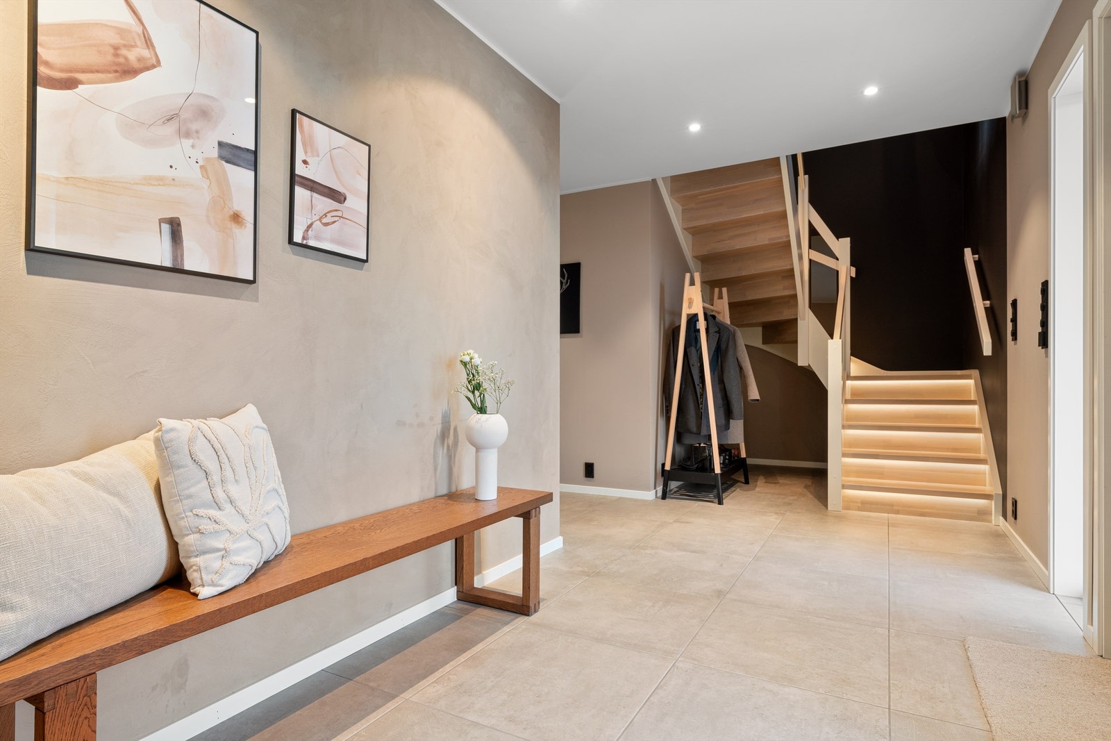 Lyst og trivelig inngangsparti med god oppbevaringsplass. Galleribilde