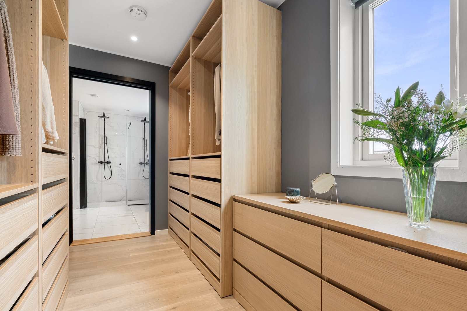 Inngang fra soverom og walk-in garderobe til eget bad/wc tilhørende hovedsoverommet. Galleribilde