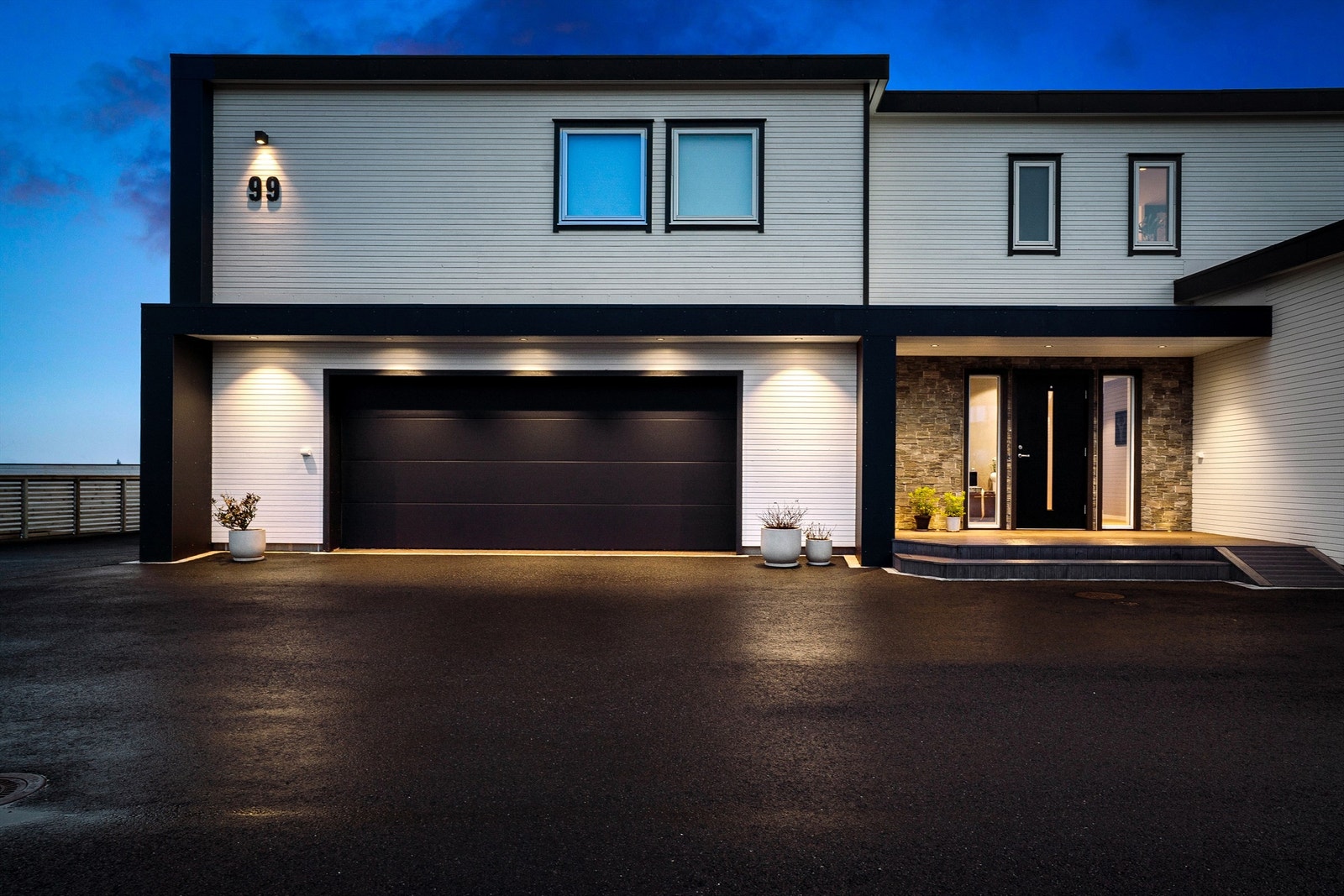 Nydelig inngangsparti med enkel adkomst. Flott spottbelysning i takutstikk. Stor dobbel garasje. Galleribilde