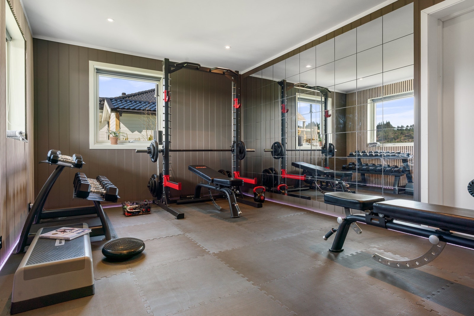 Ett av soverommene er tatt i bruk som treningsrom av dagens eiere. Galleribilde