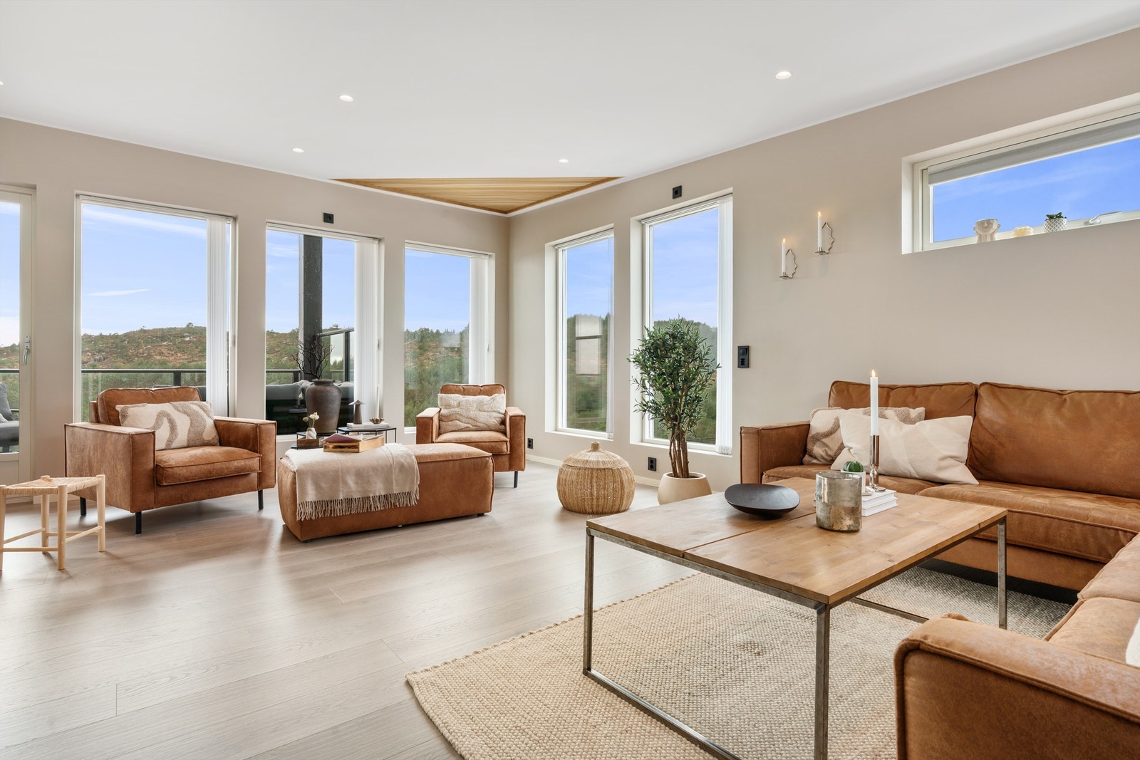 Nydelige overflater i stue i 2 etasje. Galleribilde