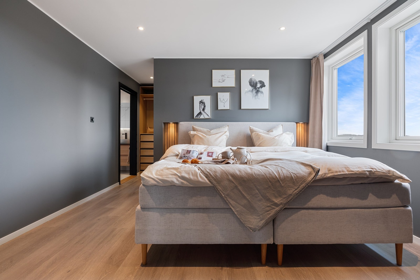 Hovedsoverom med en-suite løsning med eget bad/wc og stor walk-in garderobe Galleribilde