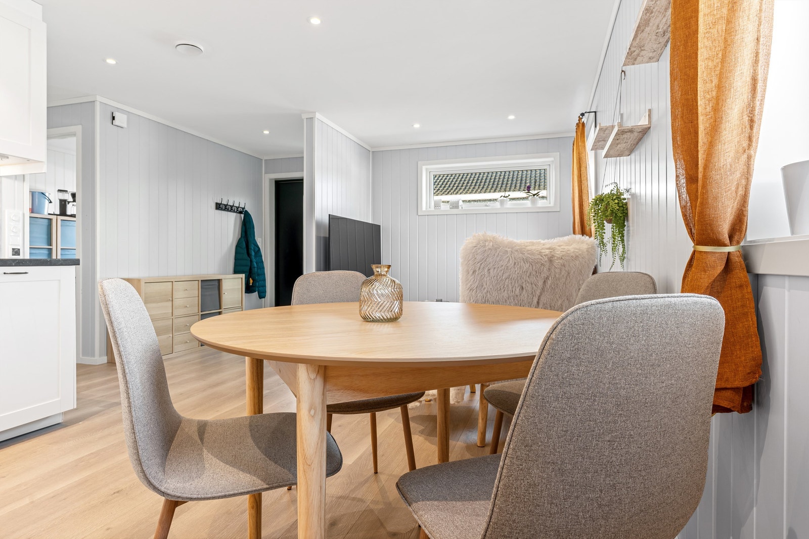 Hybelleilighet: Fra kjøkken mot stue. Galleribilde