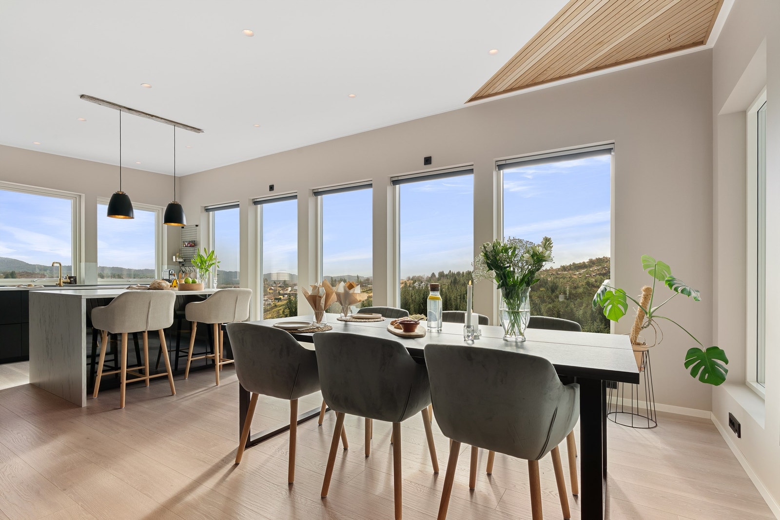 Nydelig lysinslipp på kjøkkenet. Vidstrakt utsikt i bakgrunnen. Galleribilde