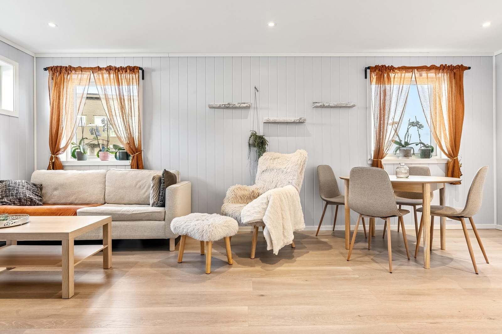 Hybelleilighet: Supertrivelig stue. Spotter i tak i de fleste rom slik som her i stue og kjøkkendelen. Galleribilde