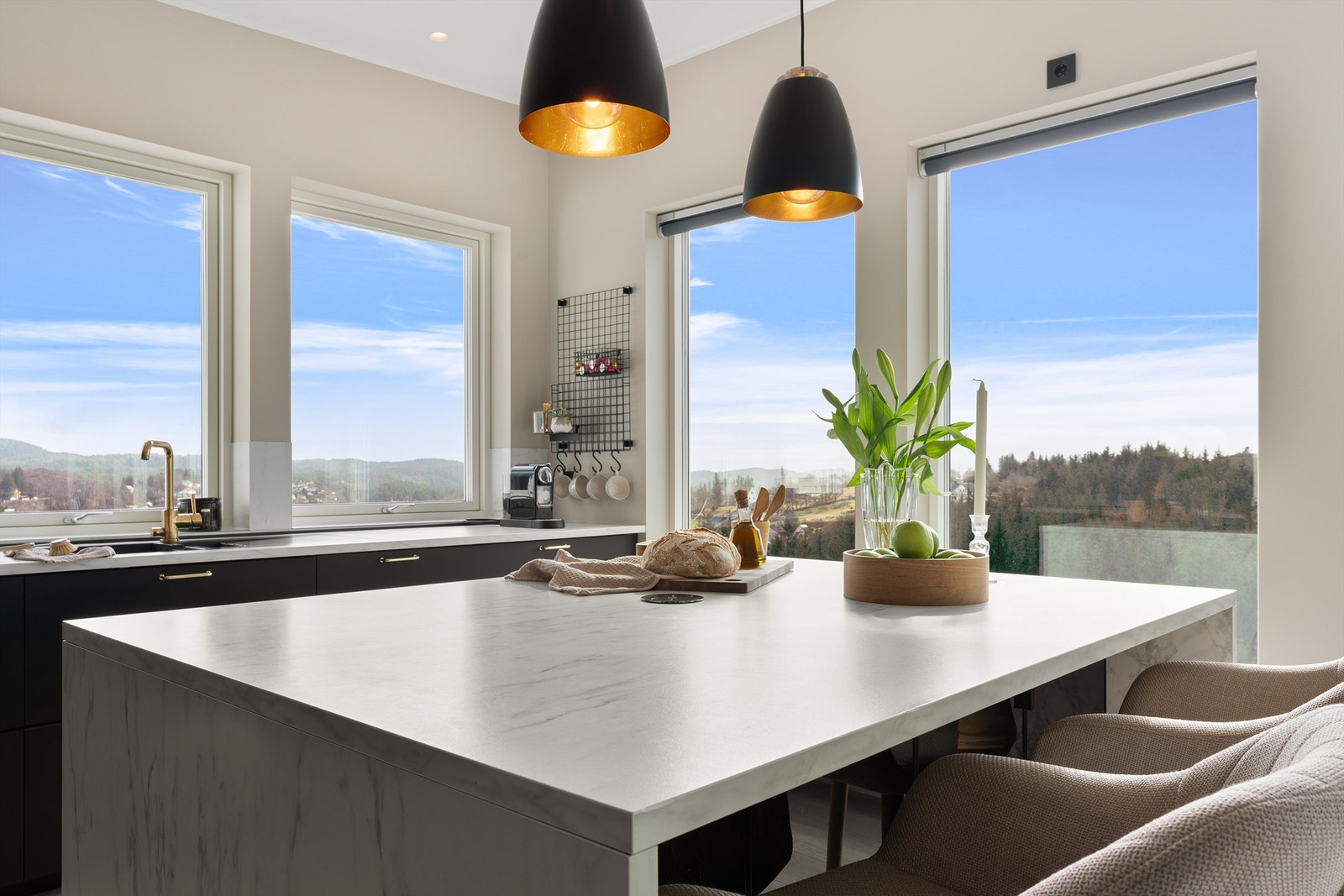 Lyst og trivelig med gode arbeidssoner. Galleribilde