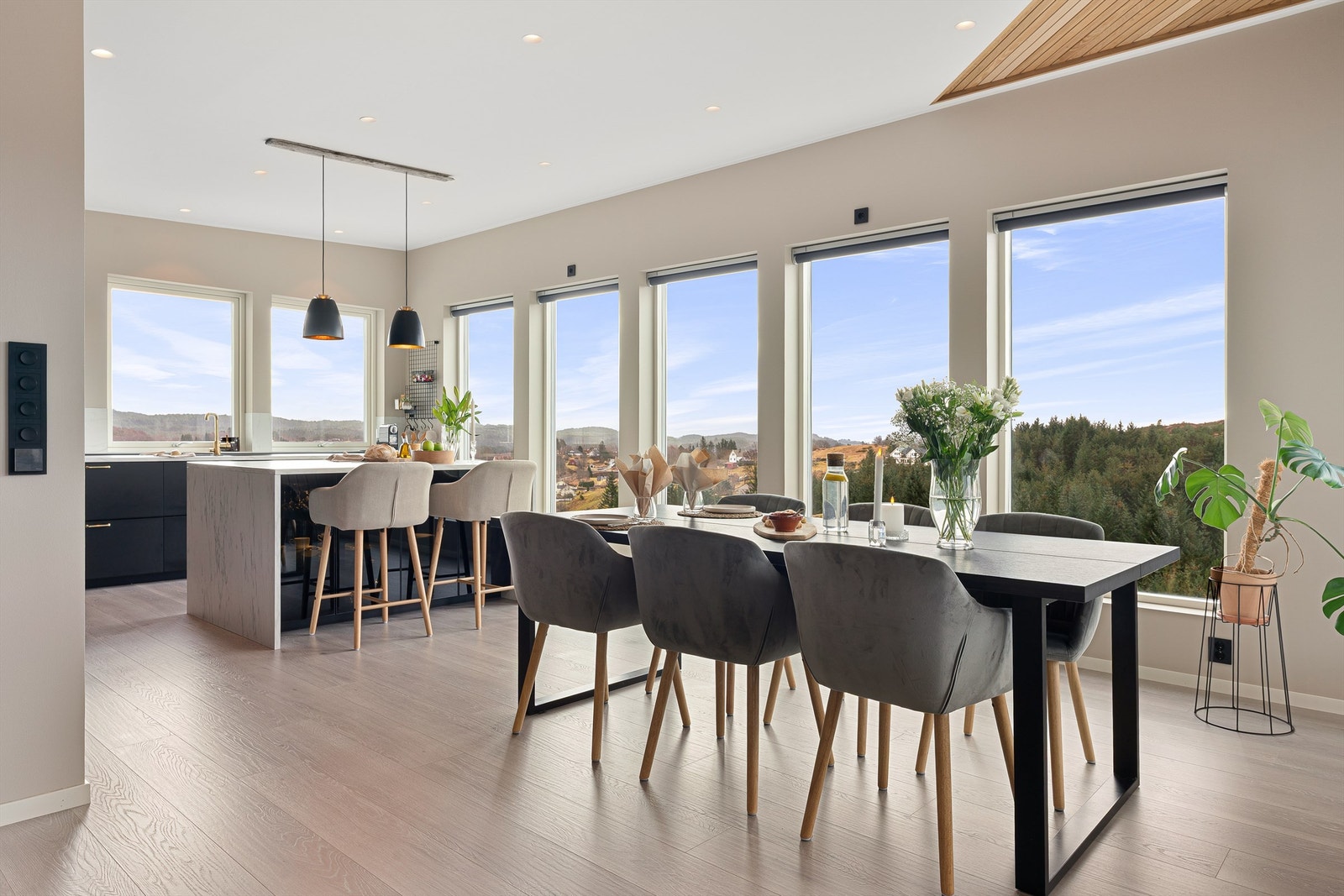 Stort flott kjøkken med egen kjøkkenøy. Galleribilde