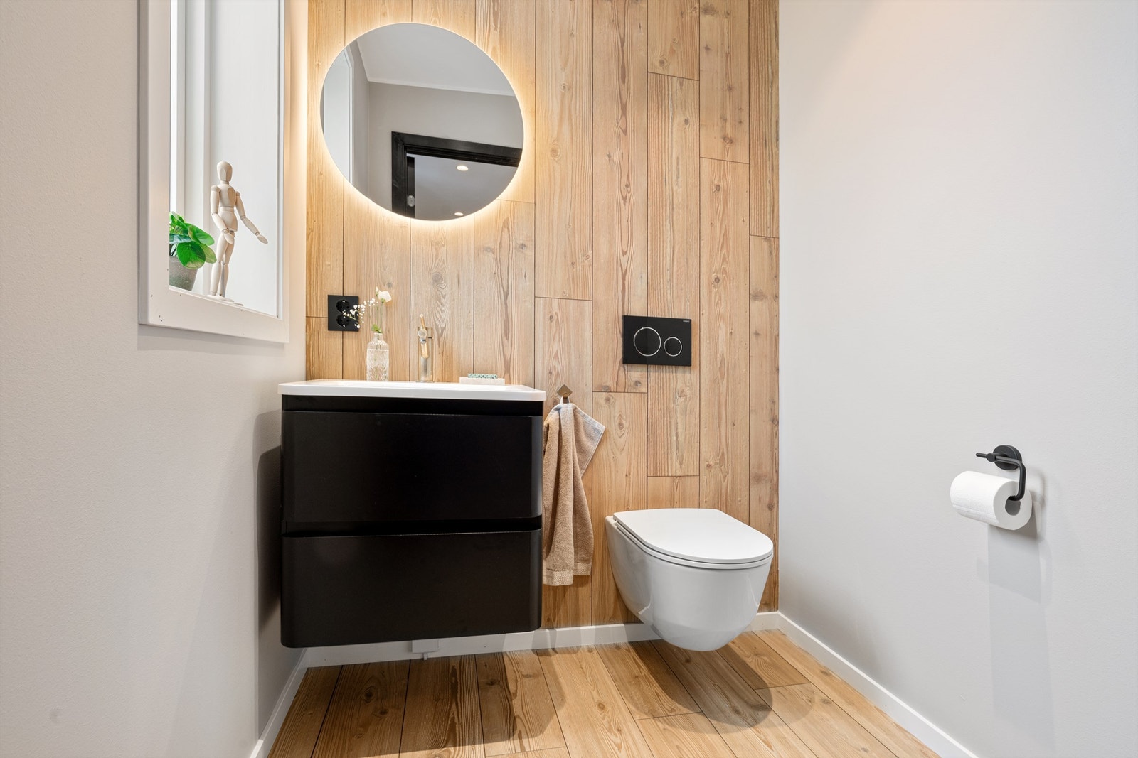 Praktisk toalettrom med spotter i tak og vegghengt toalett. Galleribilde