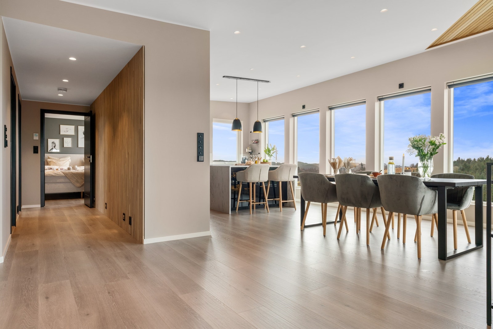 Stilig gang fra stue og kjøkken mot soveromsdelen i 2 etasje. Galleribilde