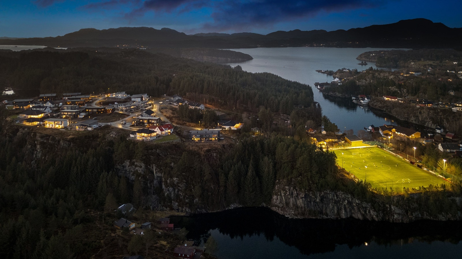 Landlig og rolig boligområde med idrettsbane, lekeplasser, barneskole og barnehage like i nærheten. Dagligvarebutikk like ved. Boligen ligger ca. 15-20 minutters kjøring fra Kleppestø. Flotte turområder og badeplasser i nærheten. Galleribilde