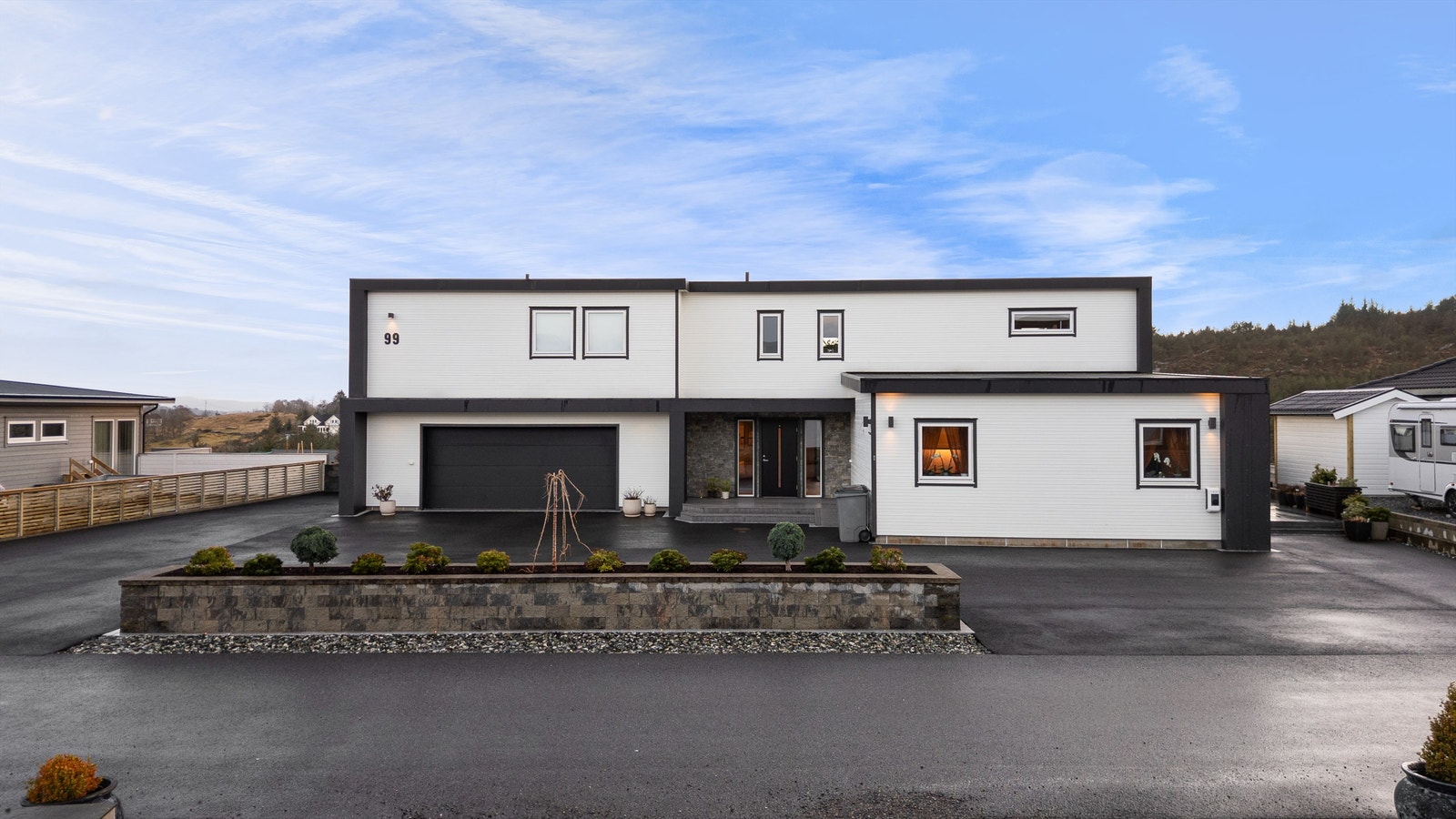 Lekker enebolig med flat tomt med meget god biloppstillingsplass. Tomten er 797 m². Galleribilde