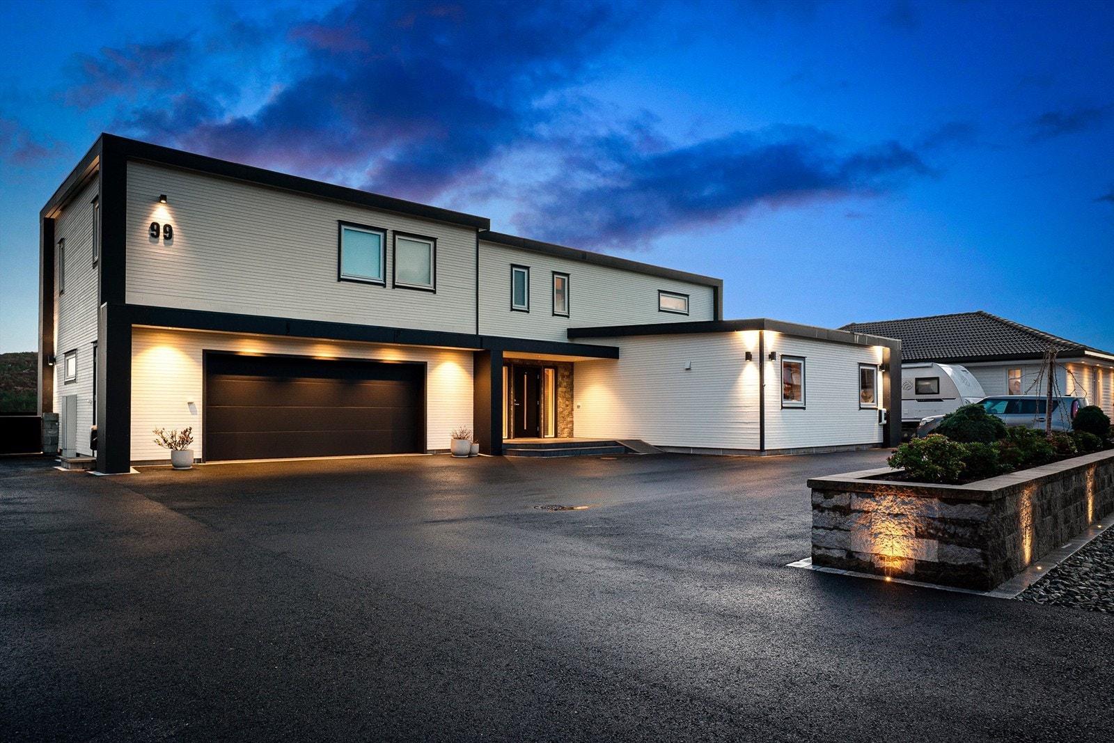 Hele tomten er lettstelt- en bolig som virkelig gir et solid helhetsinntrykk utvending så vel som innvendig. Galleribilde