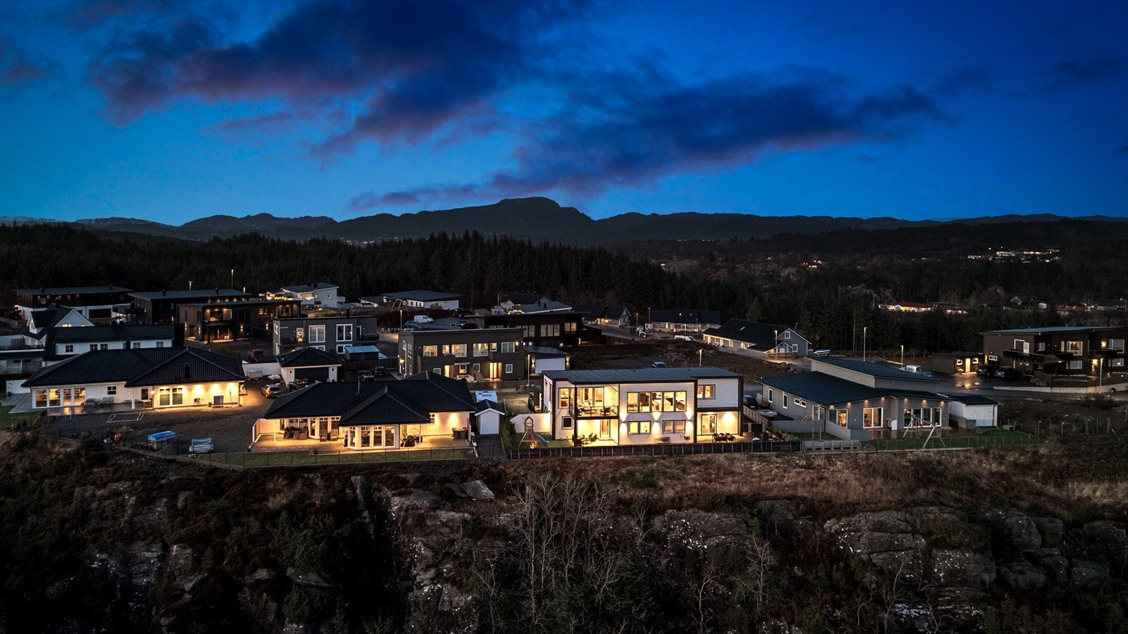 Eiendommen grenser mot natur i vest. Galleribilde