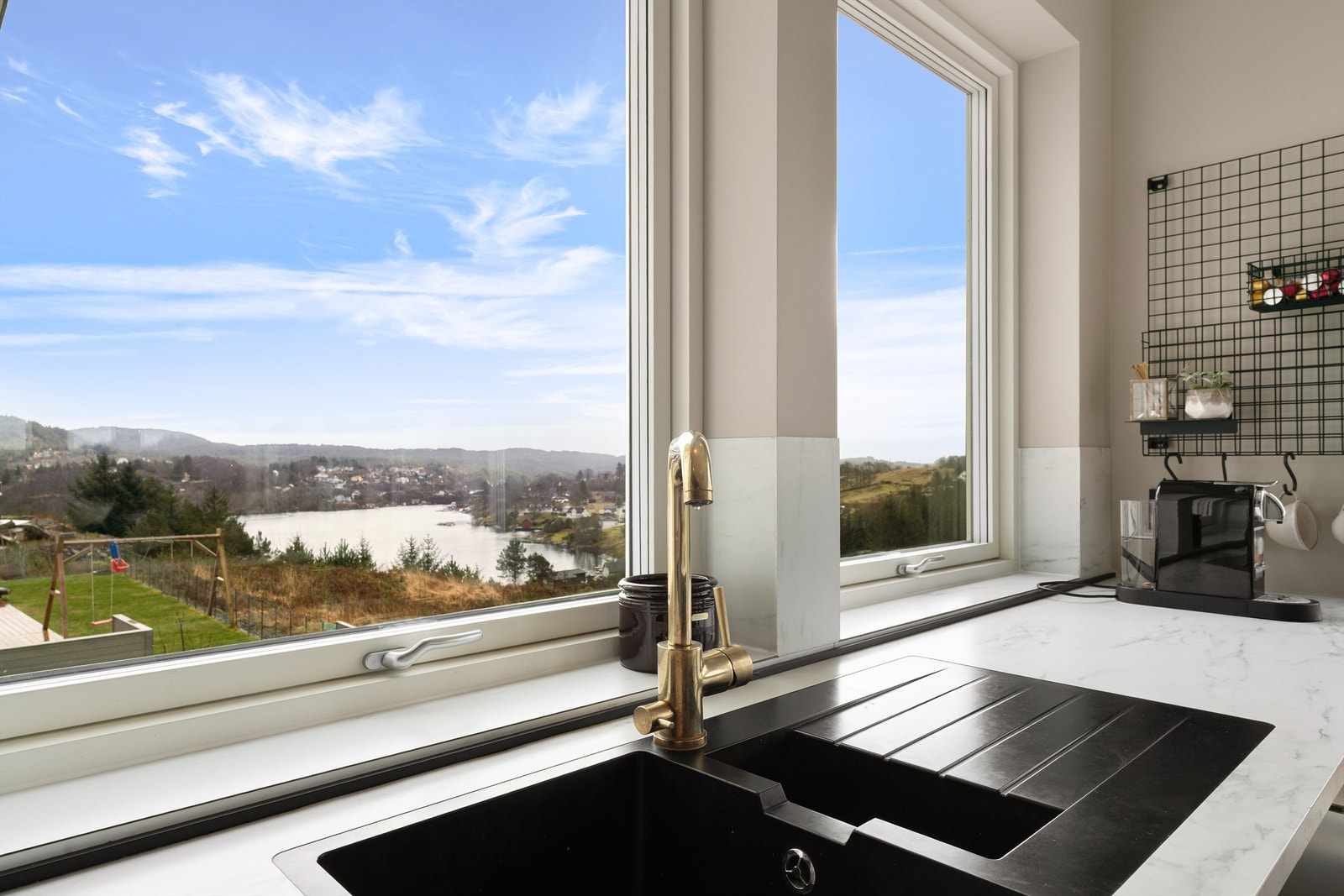 Nydelig sjøutsikt fra kjøkkenet med flott natur i bakgrunnen. Galleribilde