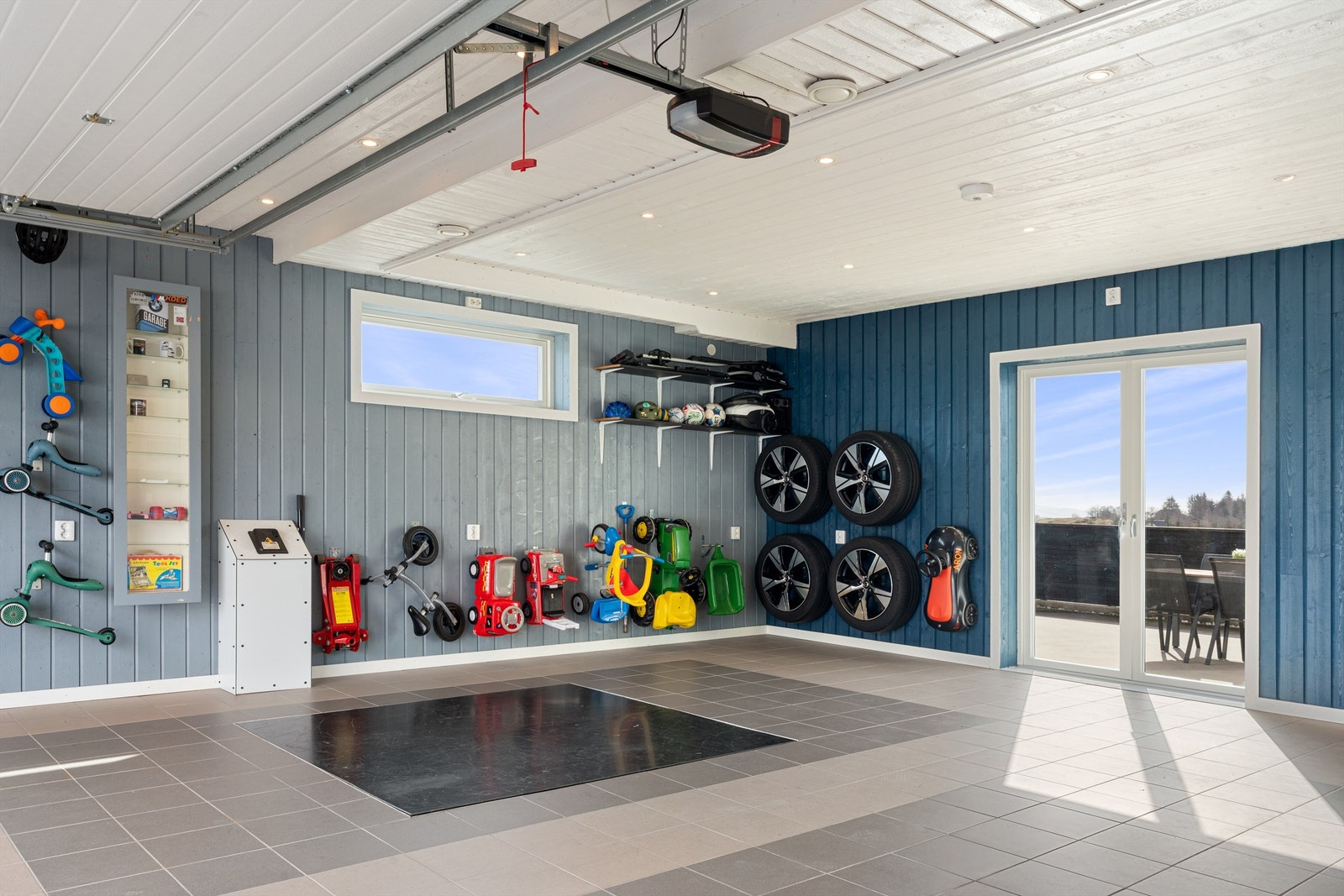 Egen døradkomst via glassdører til hage o flott uteplass i forkant av huset. Galleribilde