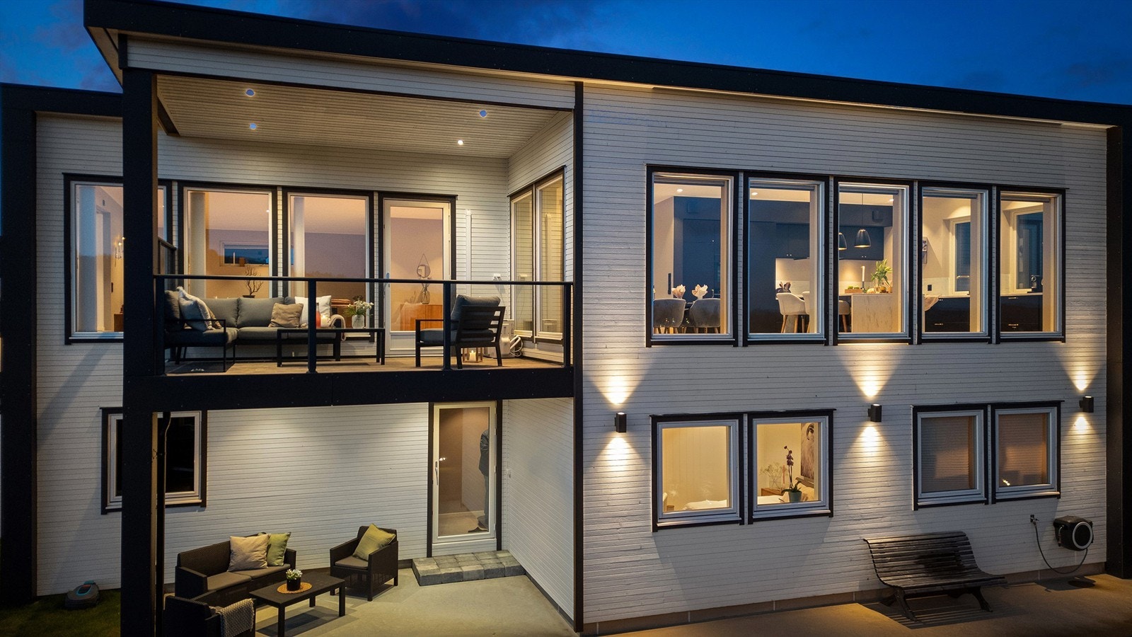 Nydelig belysning såvel innvendig som utvendig. Legg merke til at hele balkongen i 2 etasje er takoverbygget og deler av uteplassen utenfor 1 etasje. Galleribilde