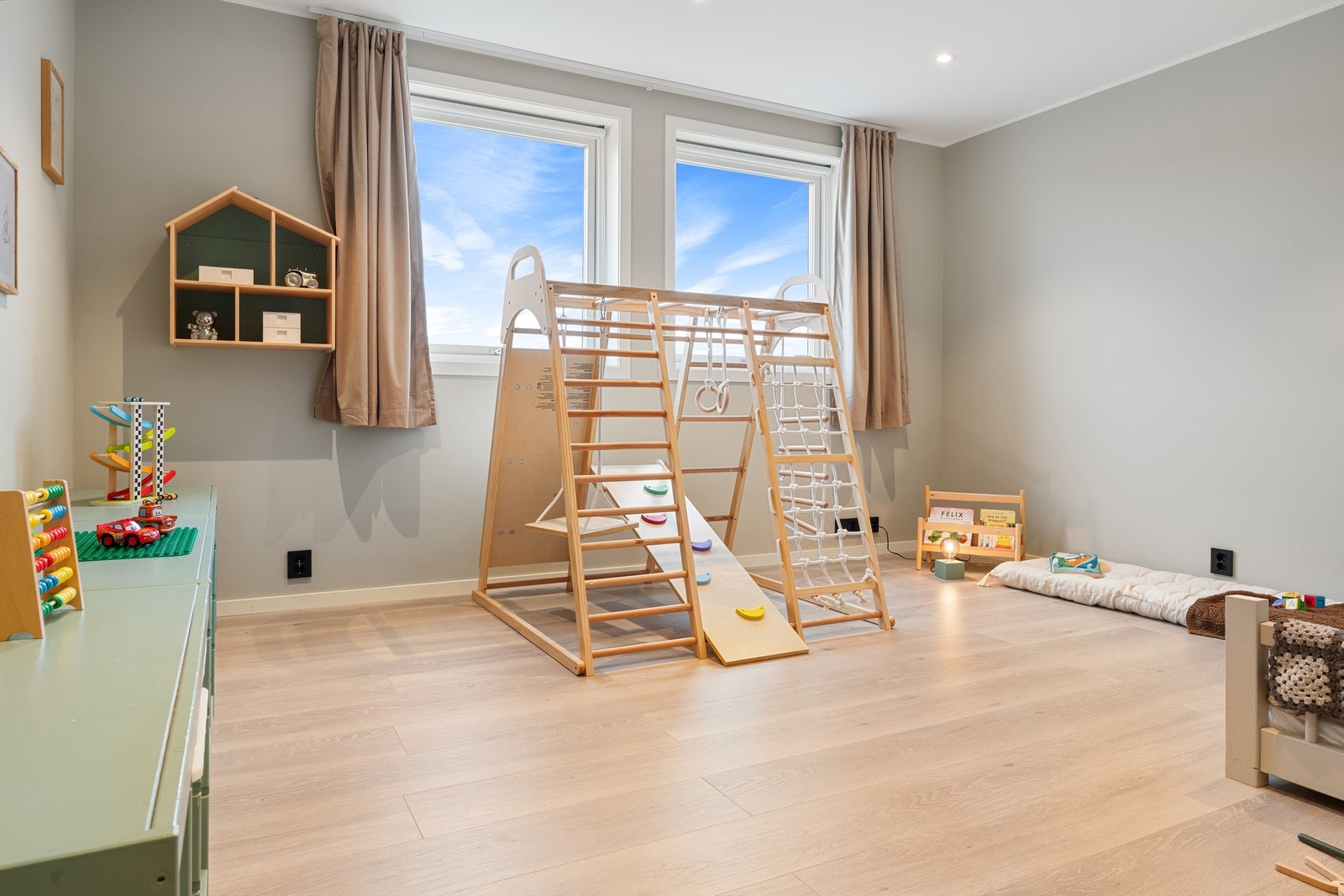 Ett av totalt 4 soverom i boligens hoveddel. Samtlige soverom i hoveddelen er over 12 m². Galleribilde