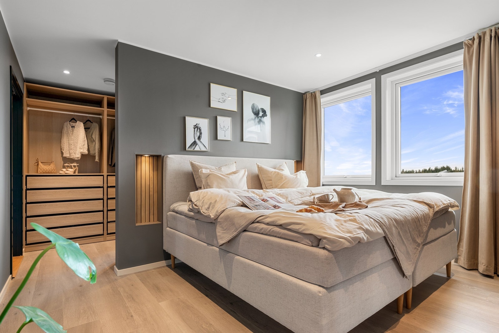 Legg merke til de flotte integrert hyllene på hver side av sengen med hver sin integrerte spot. Stor walk in- garderobe bak denne veggen. Galleribilde