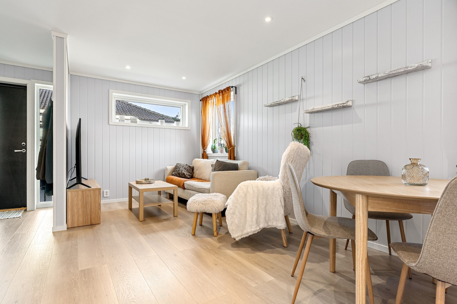 Hybelleilighet: Stue og åpen kjøkkenløsning. Galleribilde