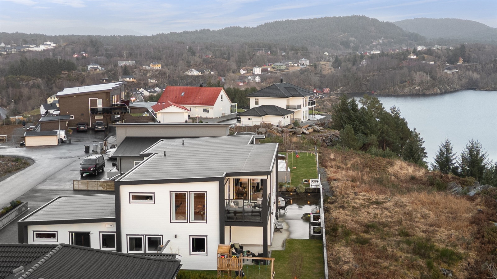 Usjenert og stor flott hage foran huset. Nydelig sjøutsikt og meget gode solforhold. Galleribilde
