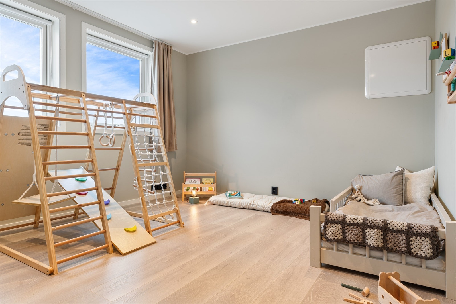 Spotter i taket også på dette soverommet. Lyse trivelige overflater for øvrig i rommet. Galleribilde