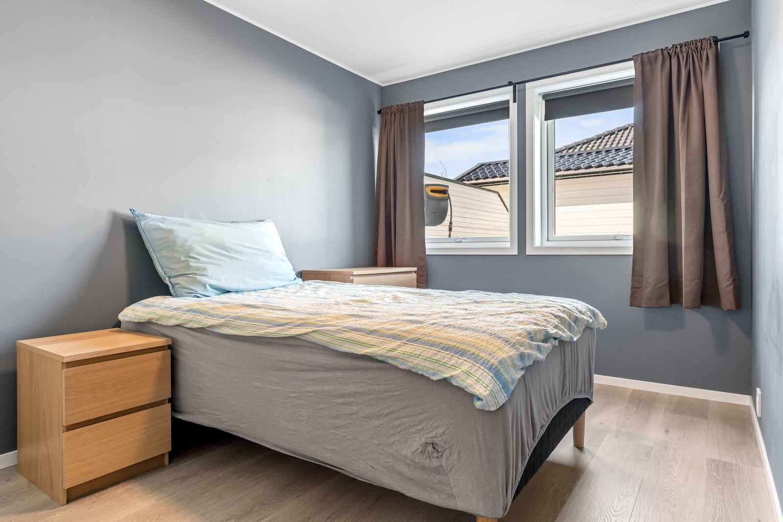 Hybelleilighet: Stort hovedsoverom med godt lysinslipp. Ett av totalt 2 stk. soverom i hybelleiligheten. Galleribilde