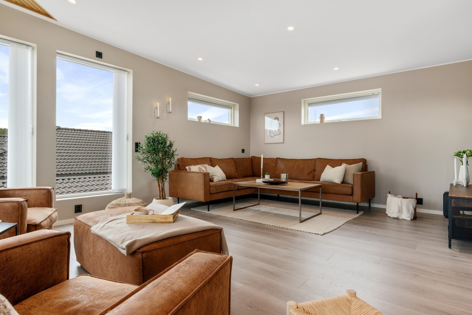 Godt med lysinslipp i stuen. Listfritt også rundt vinduer i tillegg til overgang mellom tak og vegger. Galleribilde