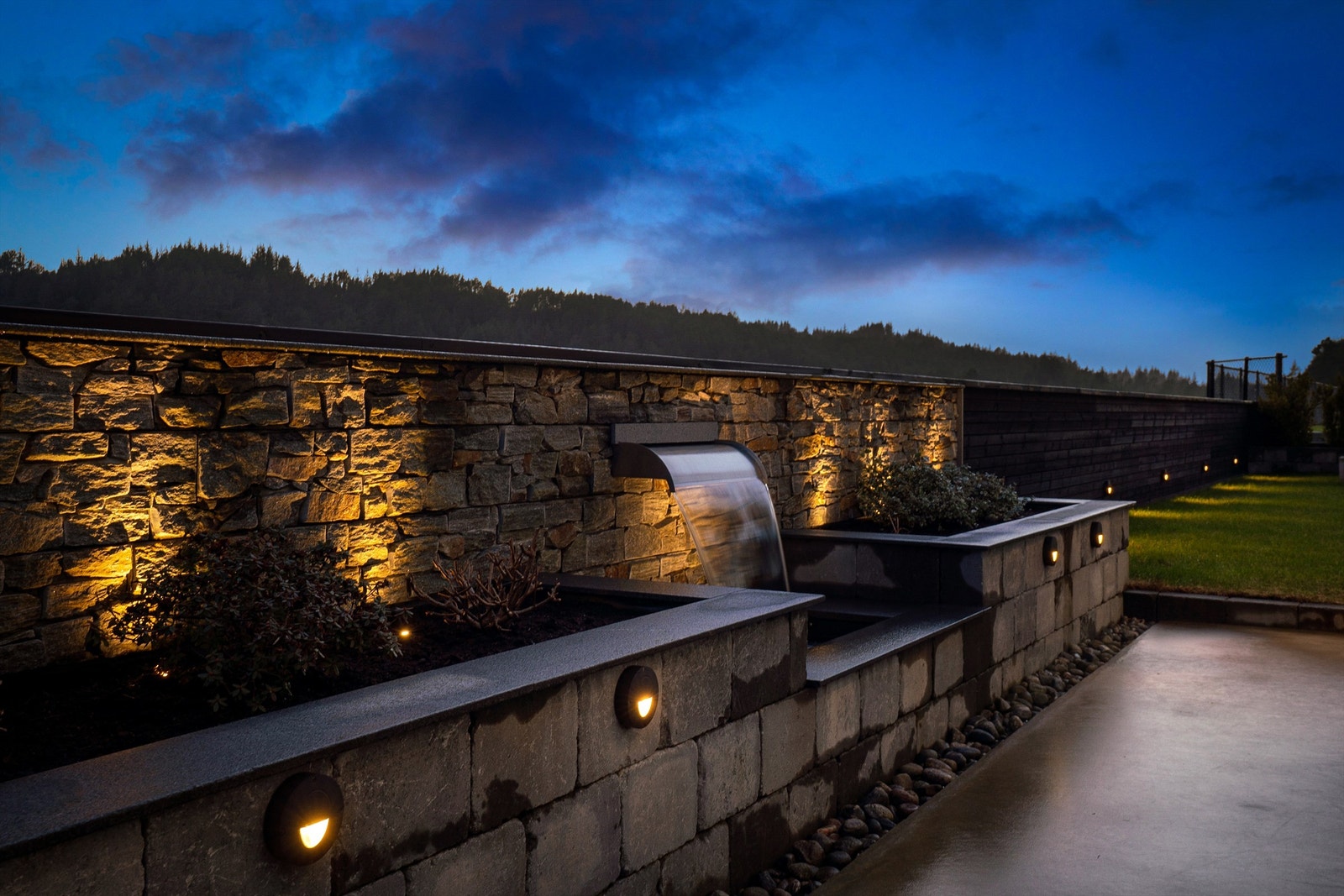 Gjennomført og lekkert uteområde. Store terrassearealer i betong gjør at man slipper f.eks. terrasebeising. Galleribilde