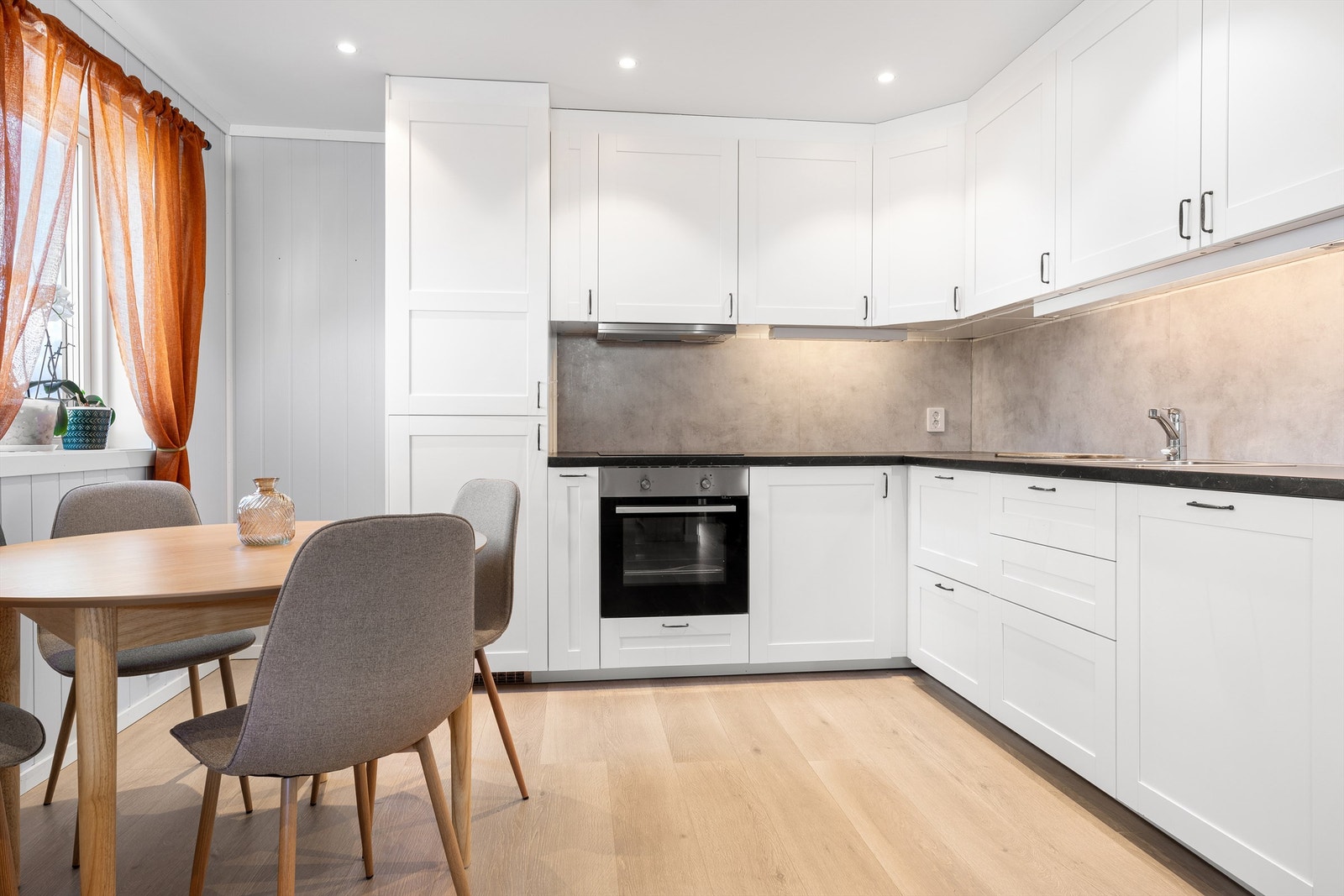 Hybelleilighet: Lyst og trivelig kjøkken med god spiseplass. Takhøye kjøkkenskap og spotter i taket. Galleribilde