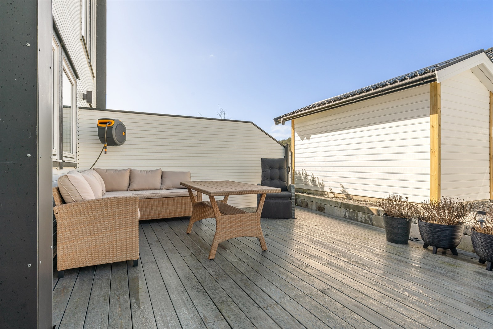 Hybelleilighet: Egen terrassedel som er avskilt fra hoveddelen med stor levegg. Galleribilde