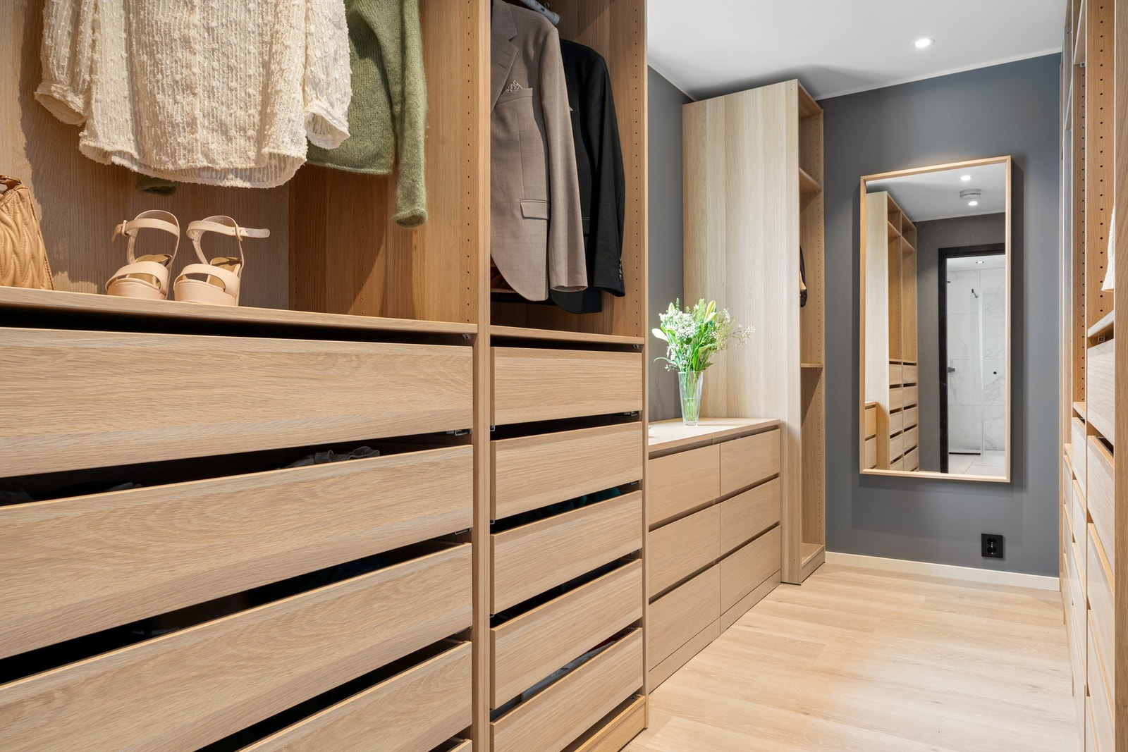 Drømmegarderobe med meget god oppbevaringsplass i walk-in garderoben. Galleribilde