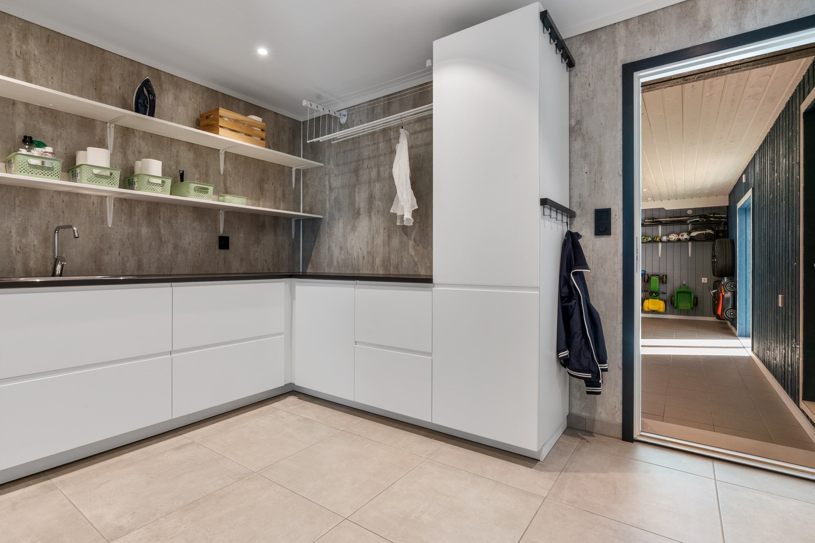 Stort vaskerom med direkteadkomst fra garasje. Rikelig med oppbevaringsplass også her. Galleribilde