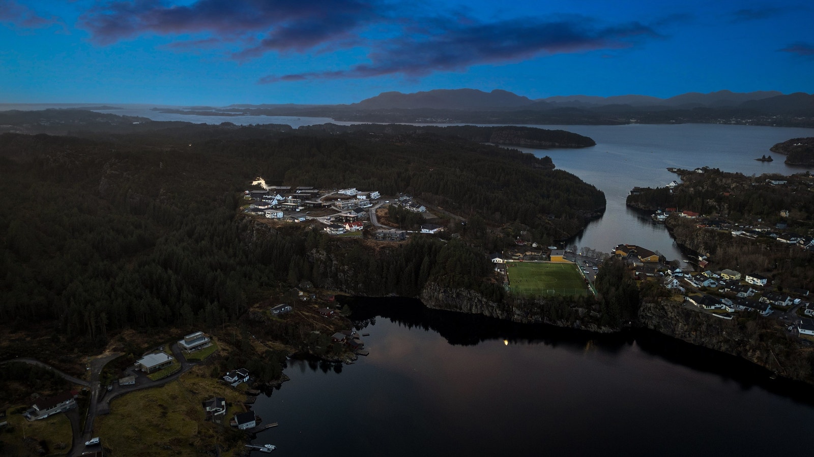 Idrettsbane, barneskole og barnehage i særdeles kort gangavstand fra boligen. Galleribilde
