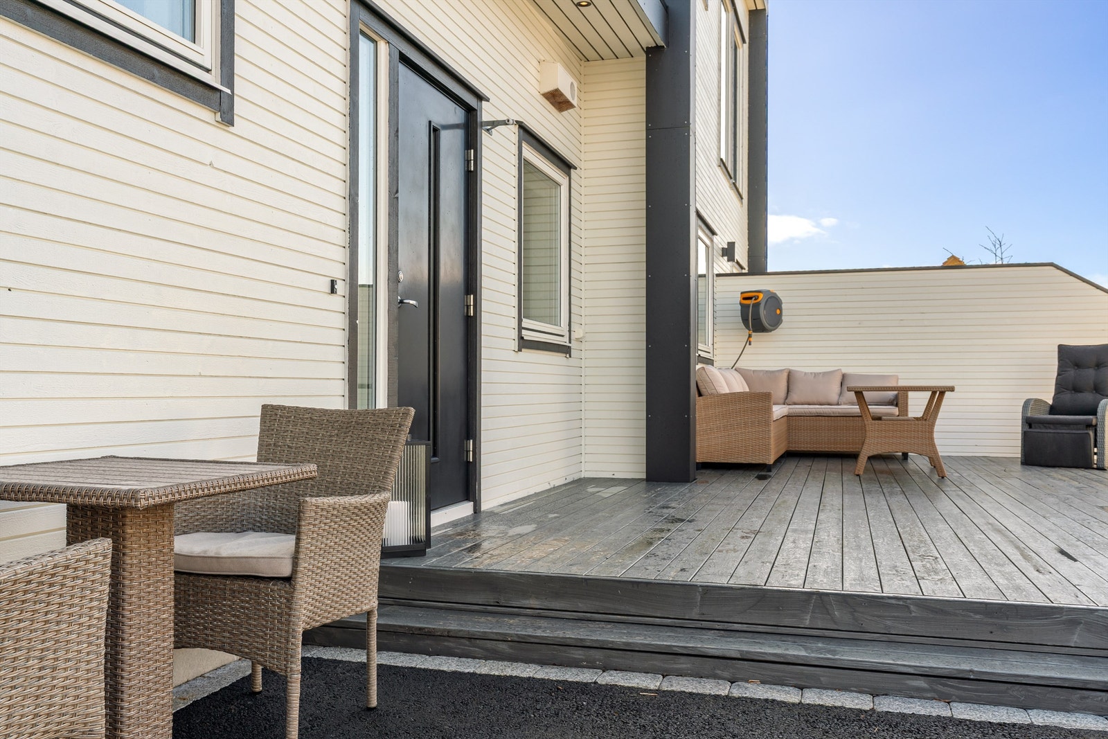 Hybelleilighet: Flott eget uteområde. Solrik stor terrasse. Galleribilde