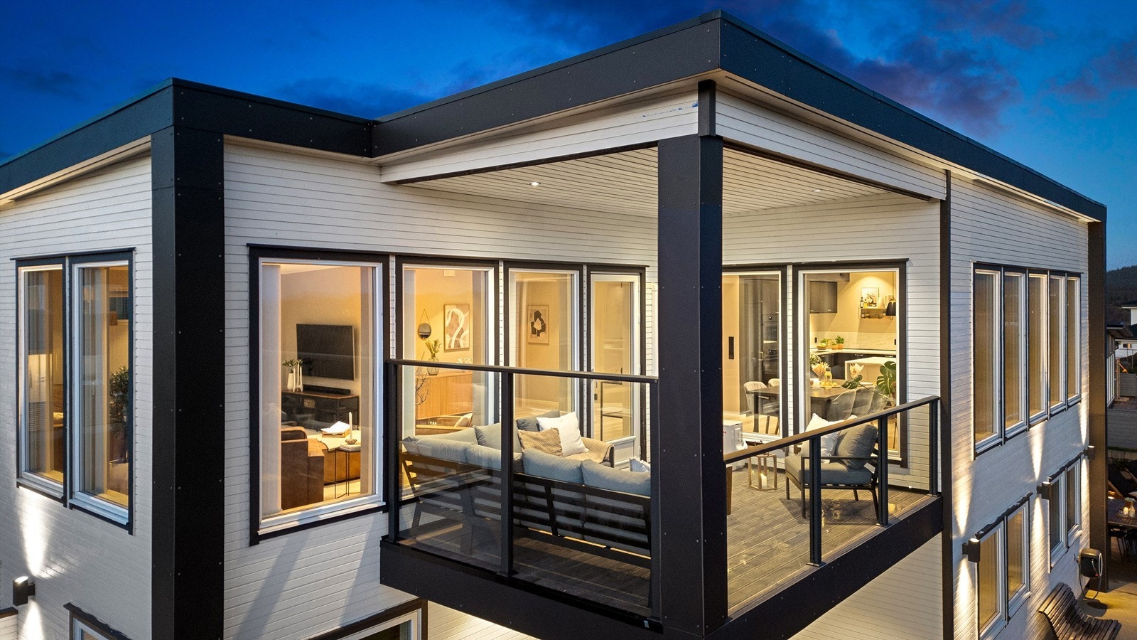 Balkongen i 2 etasje har også ekstra levegg i glass mot nord. Møre royal terrassebord på denne balkongen. Galleribilde