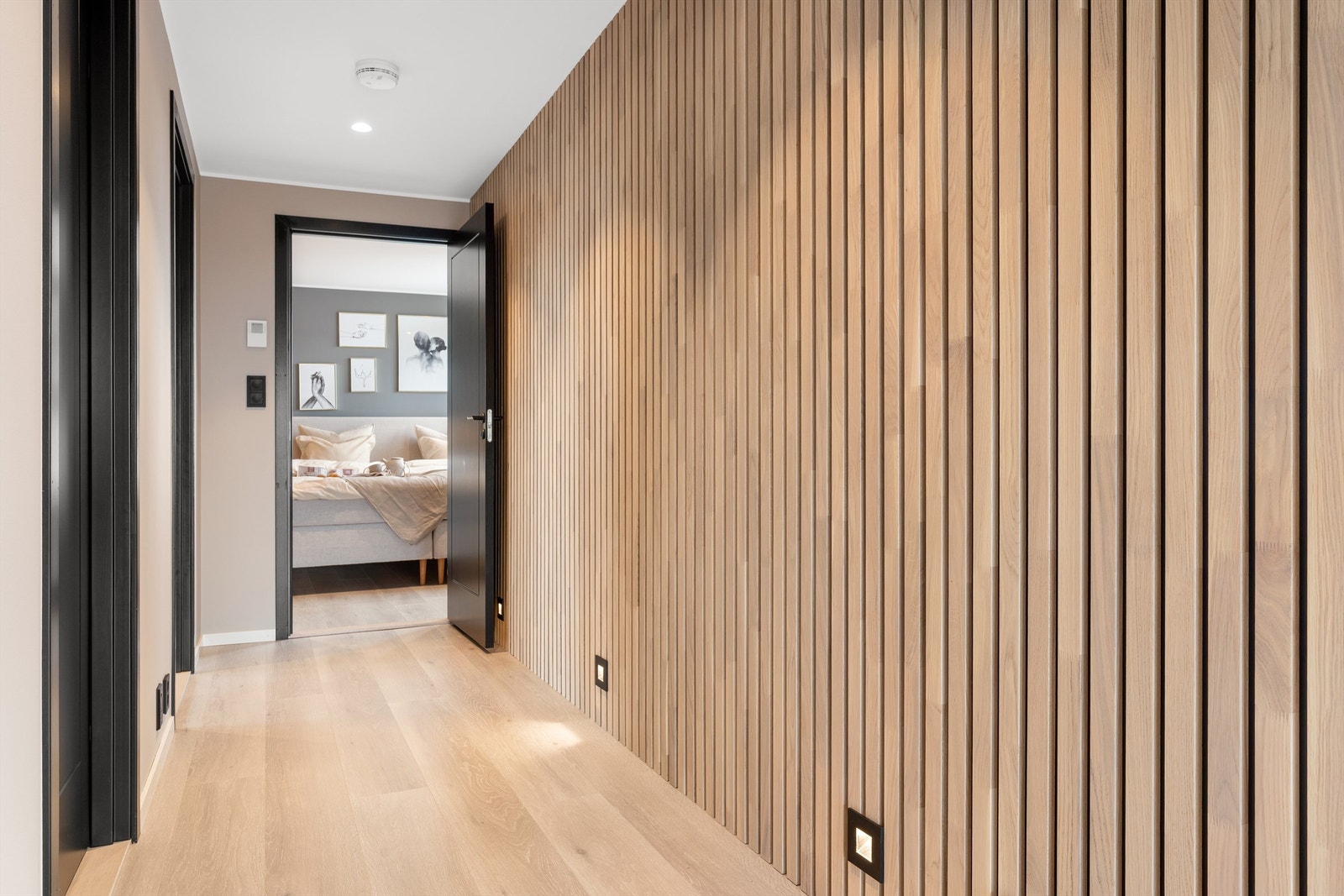 Flott spilevegg med integrert belysning mot gulv. Galleribilde