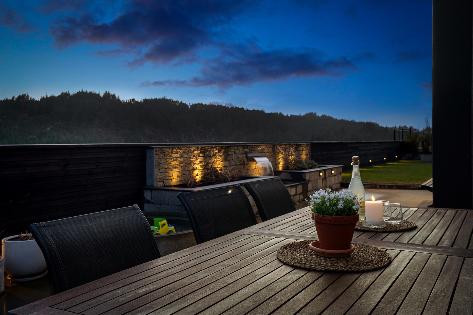 Sjekk det nydelige bedet med integrert vannfall i muren. Galleribilde