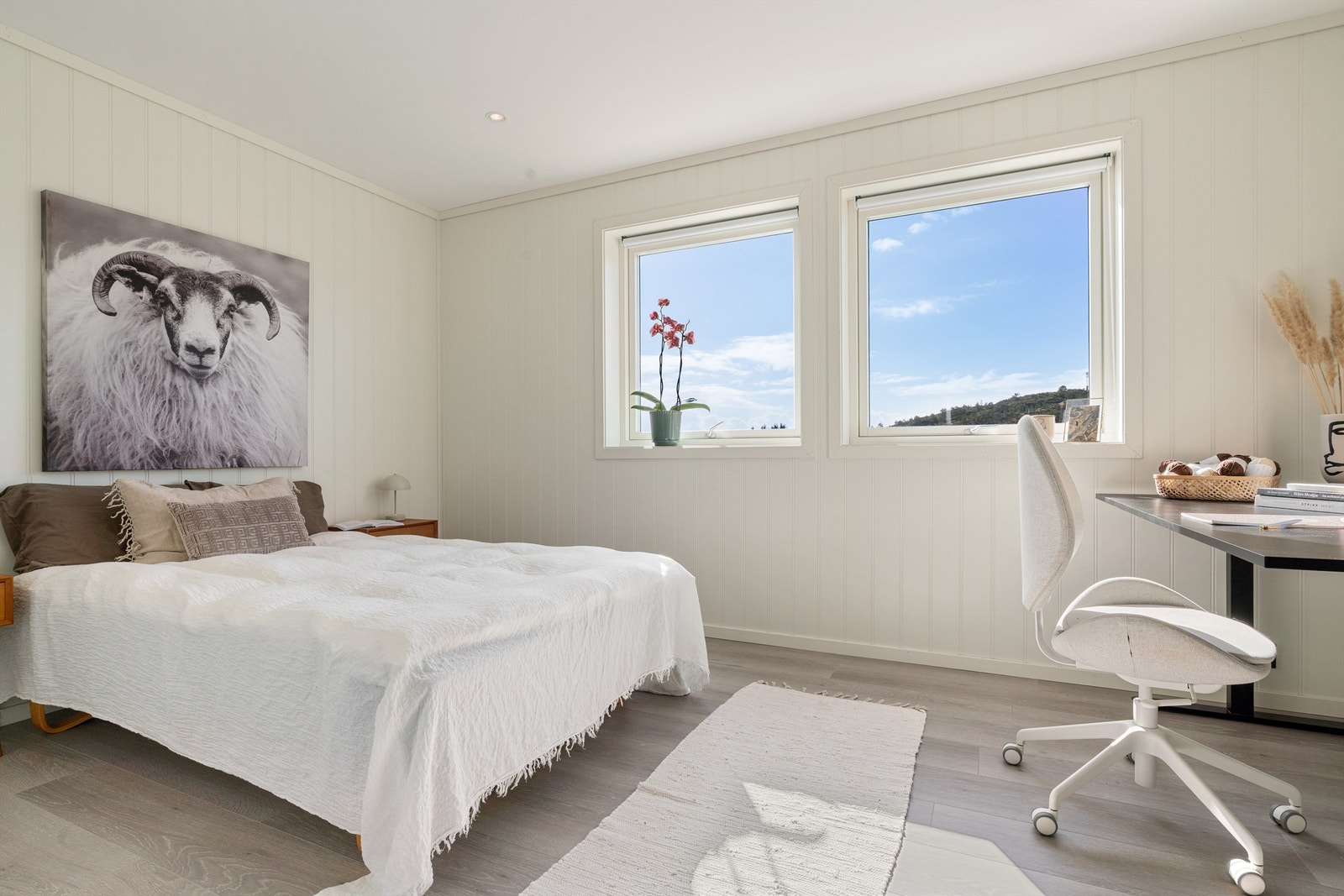 Ett av totalt 4 soverom i boligens hoveddel. Dette ligger i 1 etasje. Galleribilde