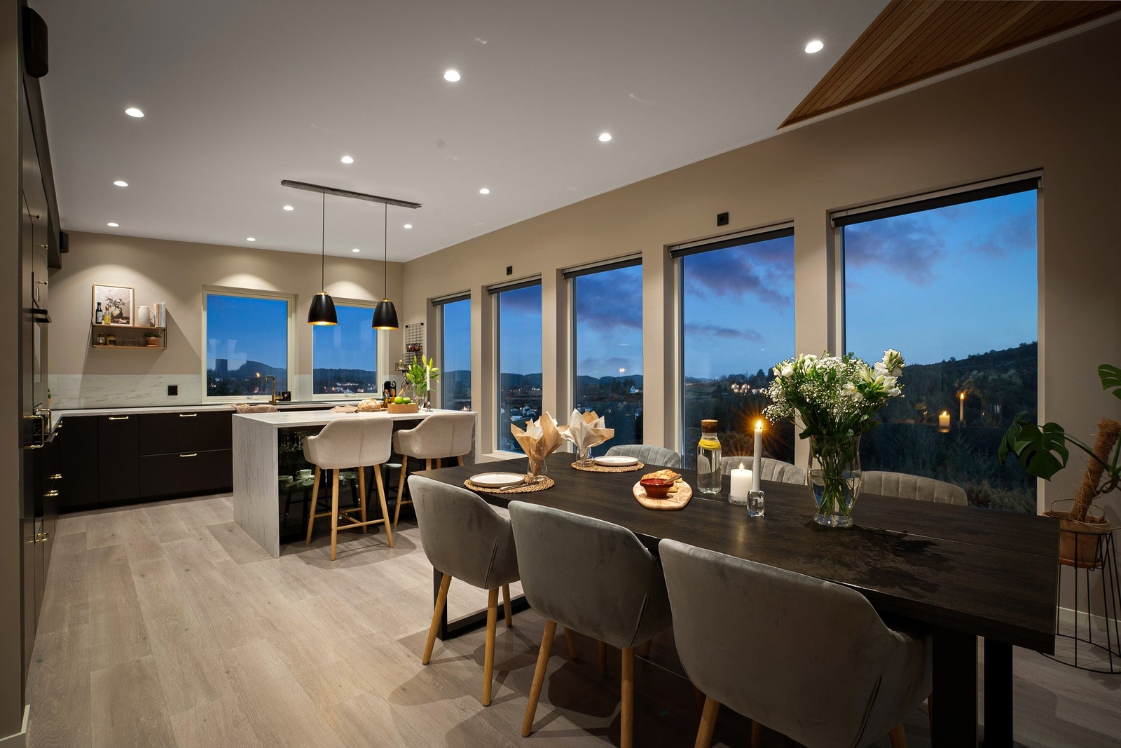 Nydelig og ikke minst stort kjøkken med solid arbeidsplass og særdeles god oppbevaringsplass. Galleribilde