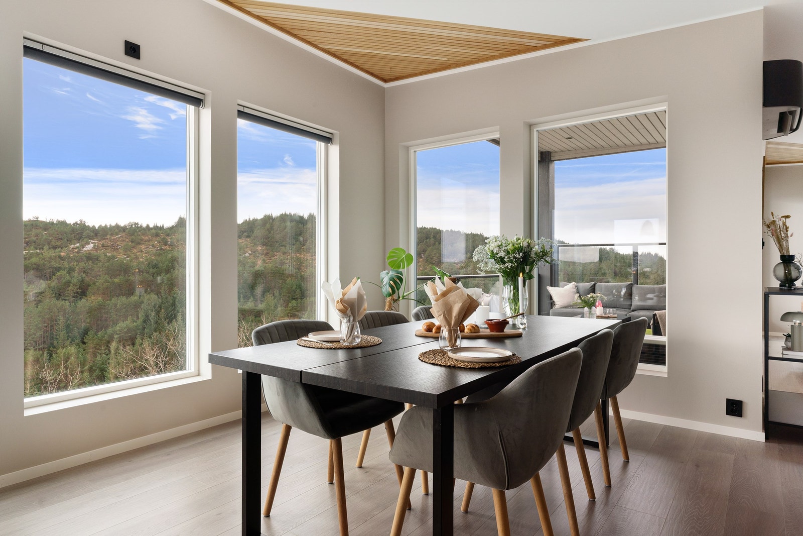 Stor spiseplass ved kjøkkenet som fint kan benyttes både til hverdags men også dersom man har flere gjester. Tilsvarende løsning i takhjørnet med spiler slik som i stuen. Galleribilde