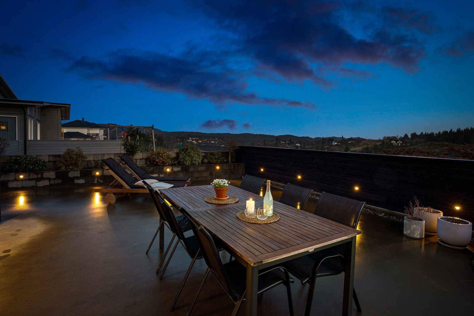 Nydelig vestvendt terrasse i forkant av boligen. Galleribilde