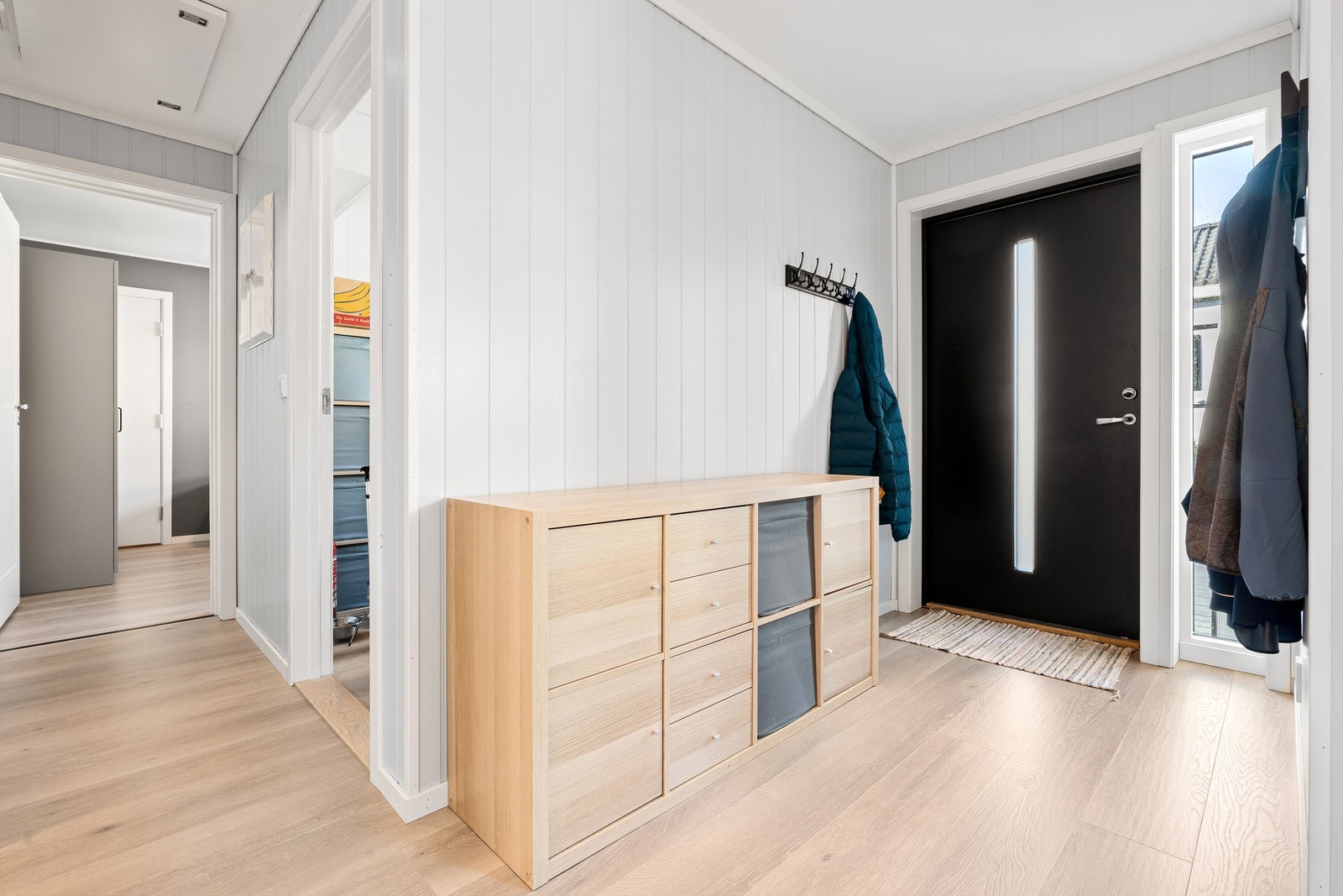 Hybelleilighet: Entre og gang. Galleribilde