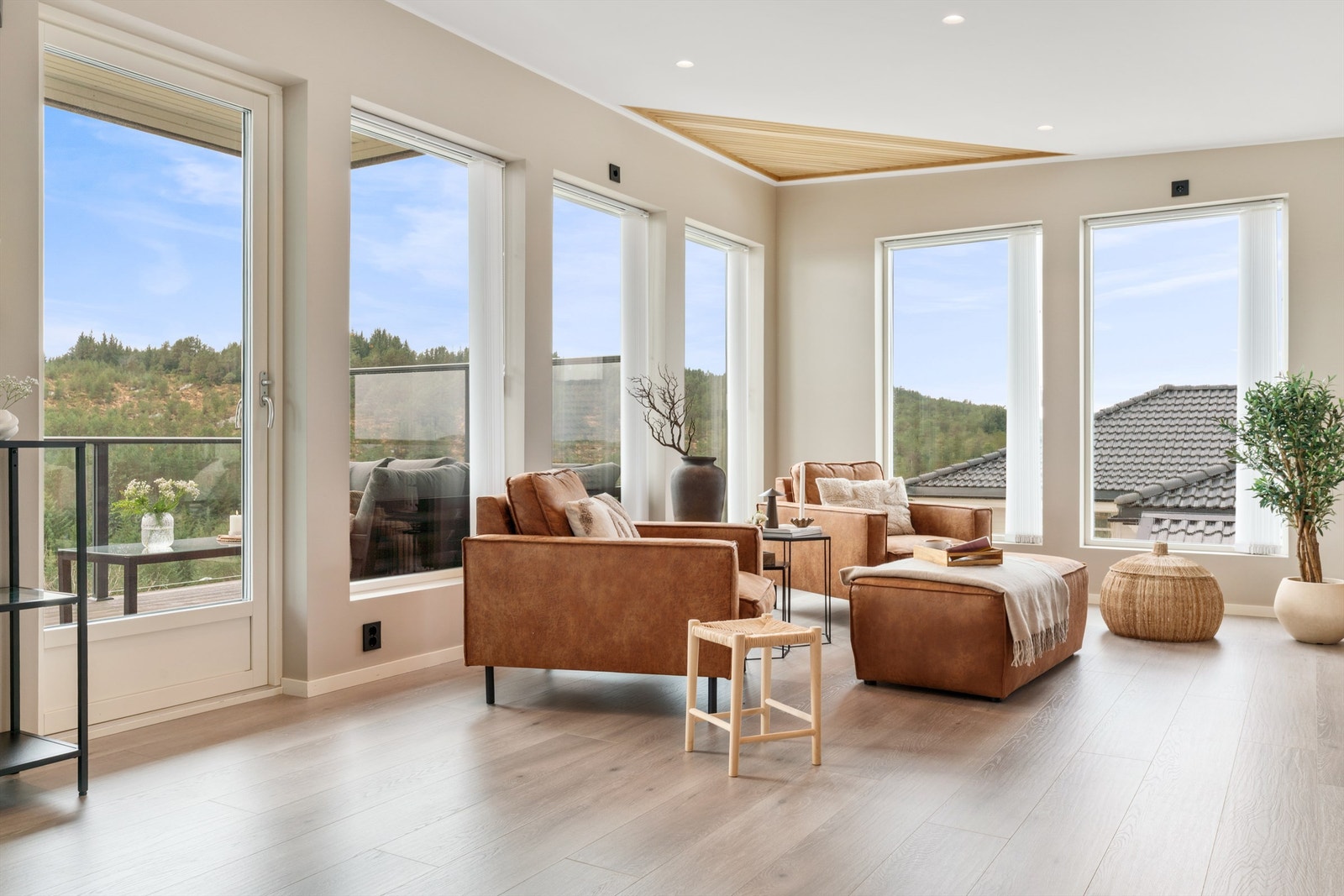 Stor lys og trivelig stue i 2 etasje med store vindusflater og utgang til stor veranda. Stilig brytning i hjørnet av taket med spiler. Spotter i slett tak. Listefri overgang mellom tak og vegger. Galleribilde