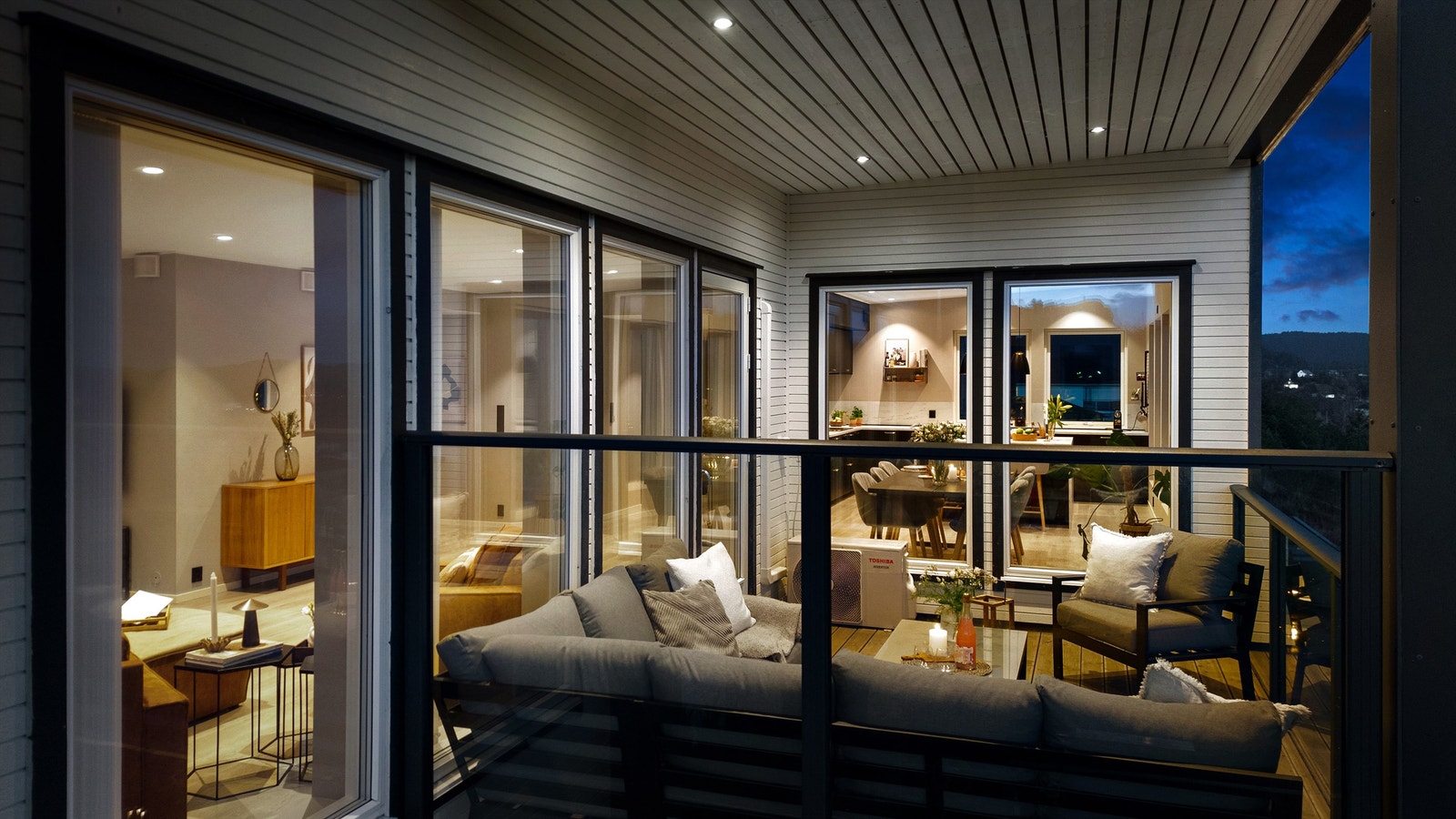 Stor balkong med utgang fra stue i 2 etasje. Denne balkongen er 13 m² Galleribilde